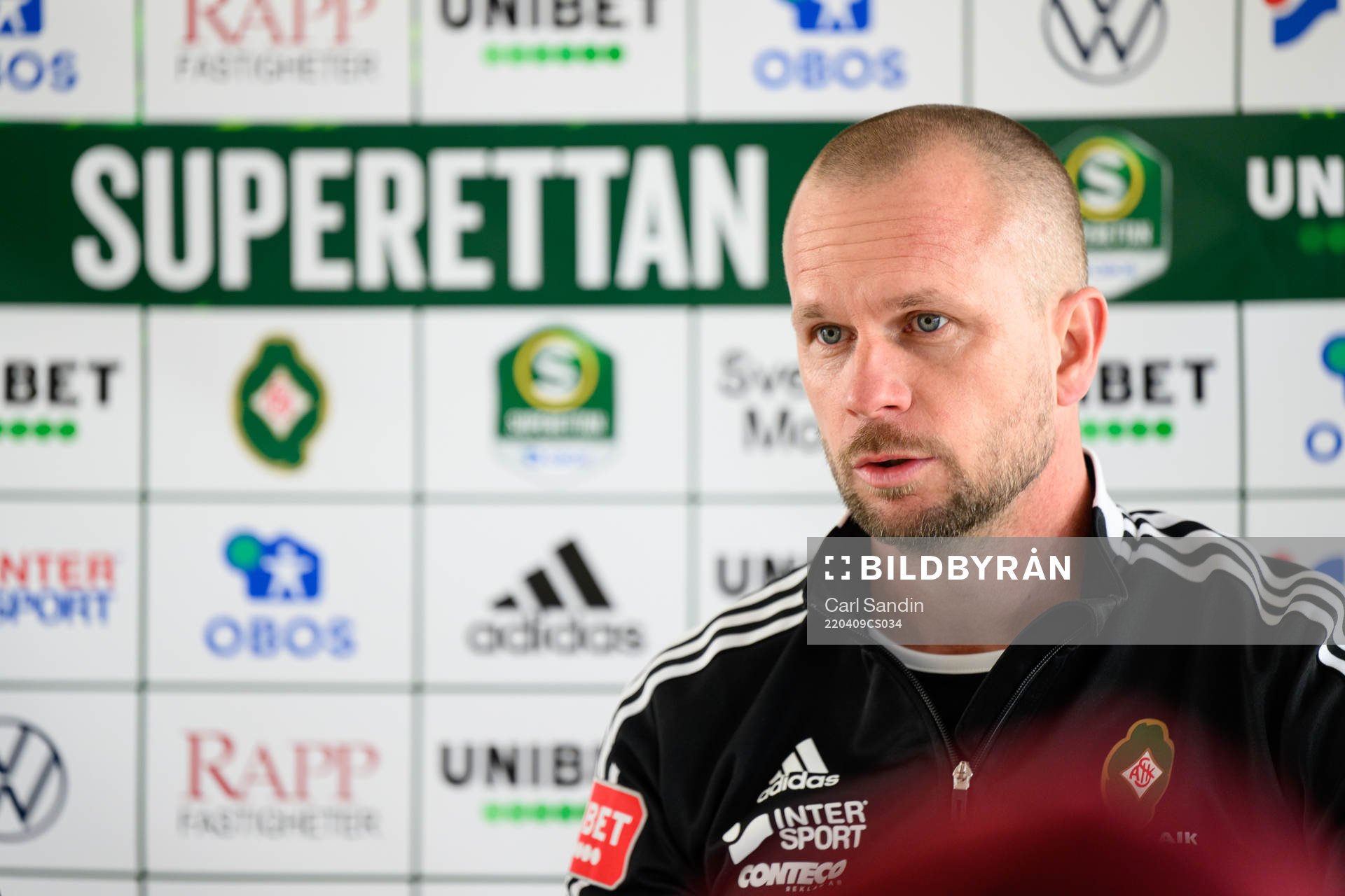 Skövdes tränare Tobias Linderoth på en presskonferens
