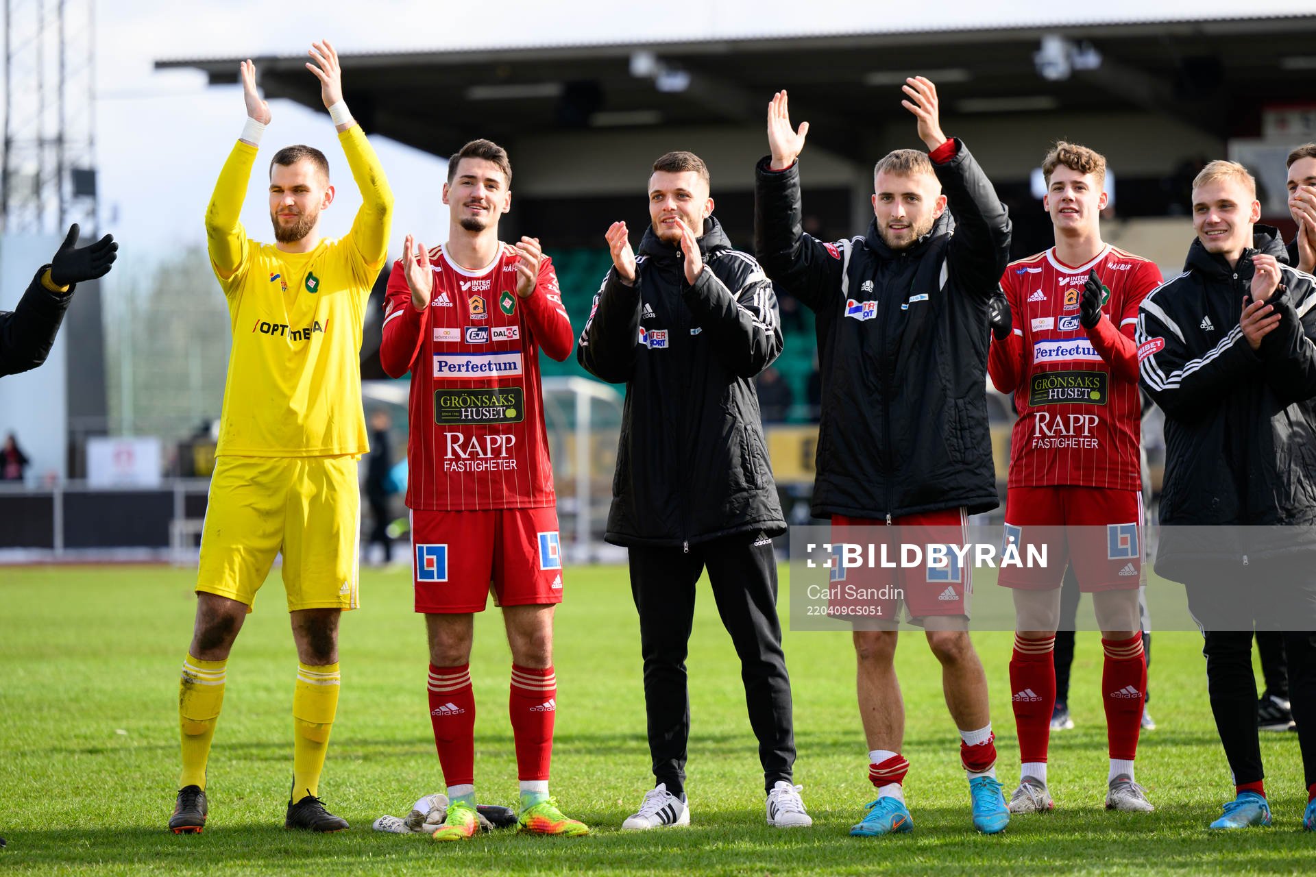 Skövdes målvakt Markus Fröjd, Aldin Basic och Jack Cooper Love jublar och tackar publiken efter fotbollsmatchen i Superettan mellan Skövde AIK och Landskrona den 9 april 2022 i Skövde.