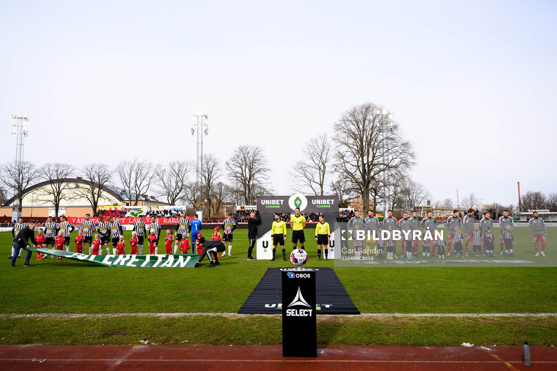 Landskronas och Skövdes spelare vid lineup innan