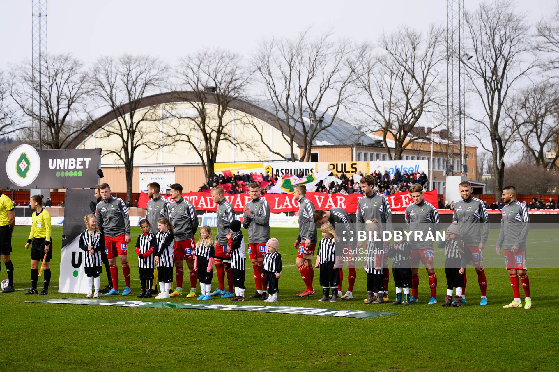 Skövdes spelare vid lineup innan fotbollsmatchen i