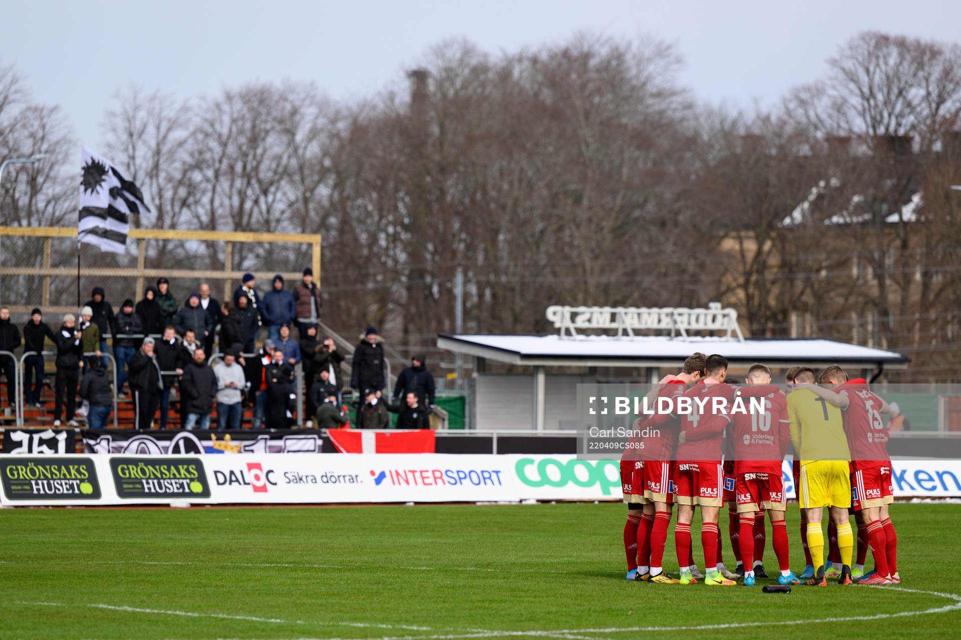 Skövdes spelare samlas innan fotbollsmatchen i Superettan