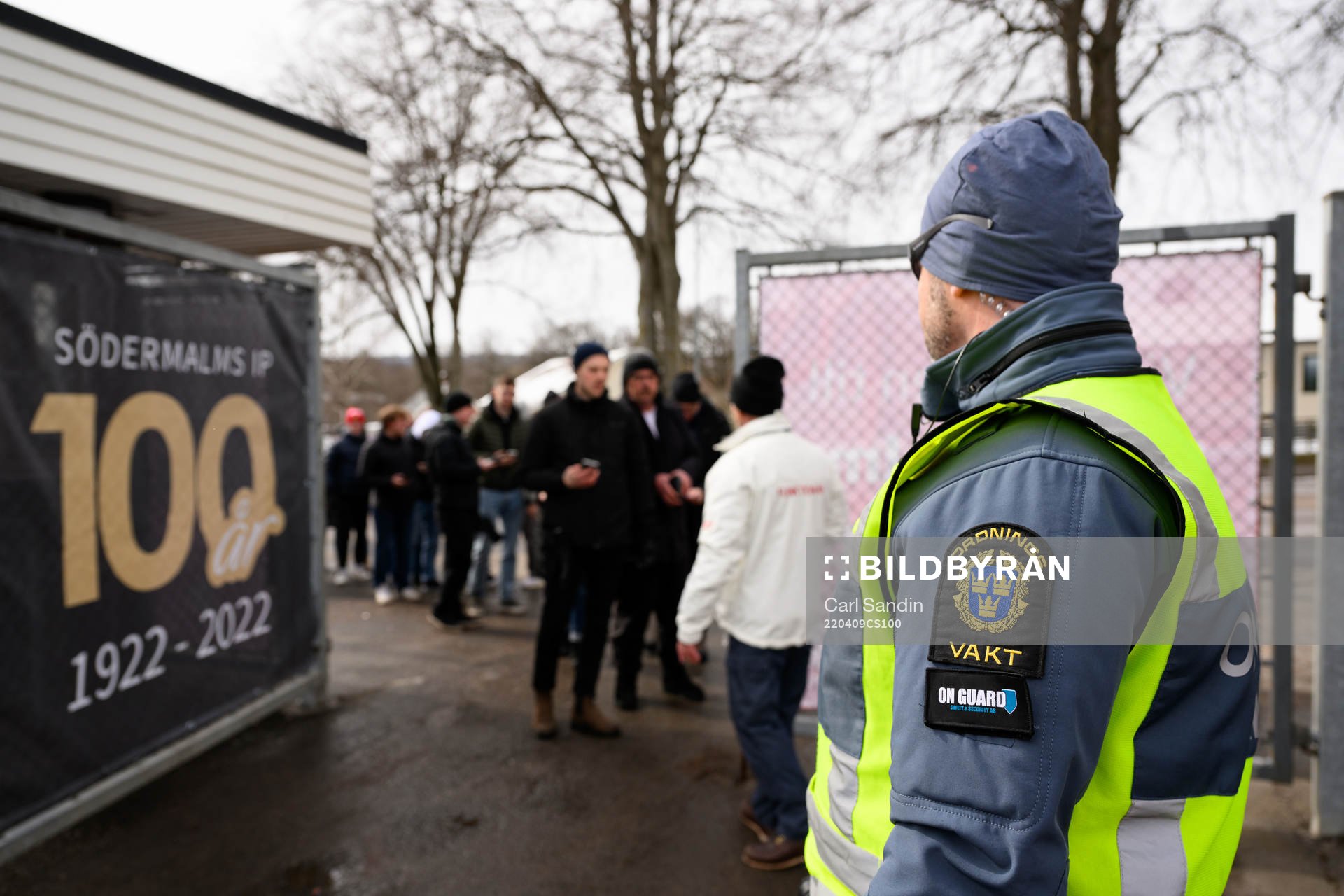 Ordningsvakt vid entrén innan fotbollsmatchen i Superettan