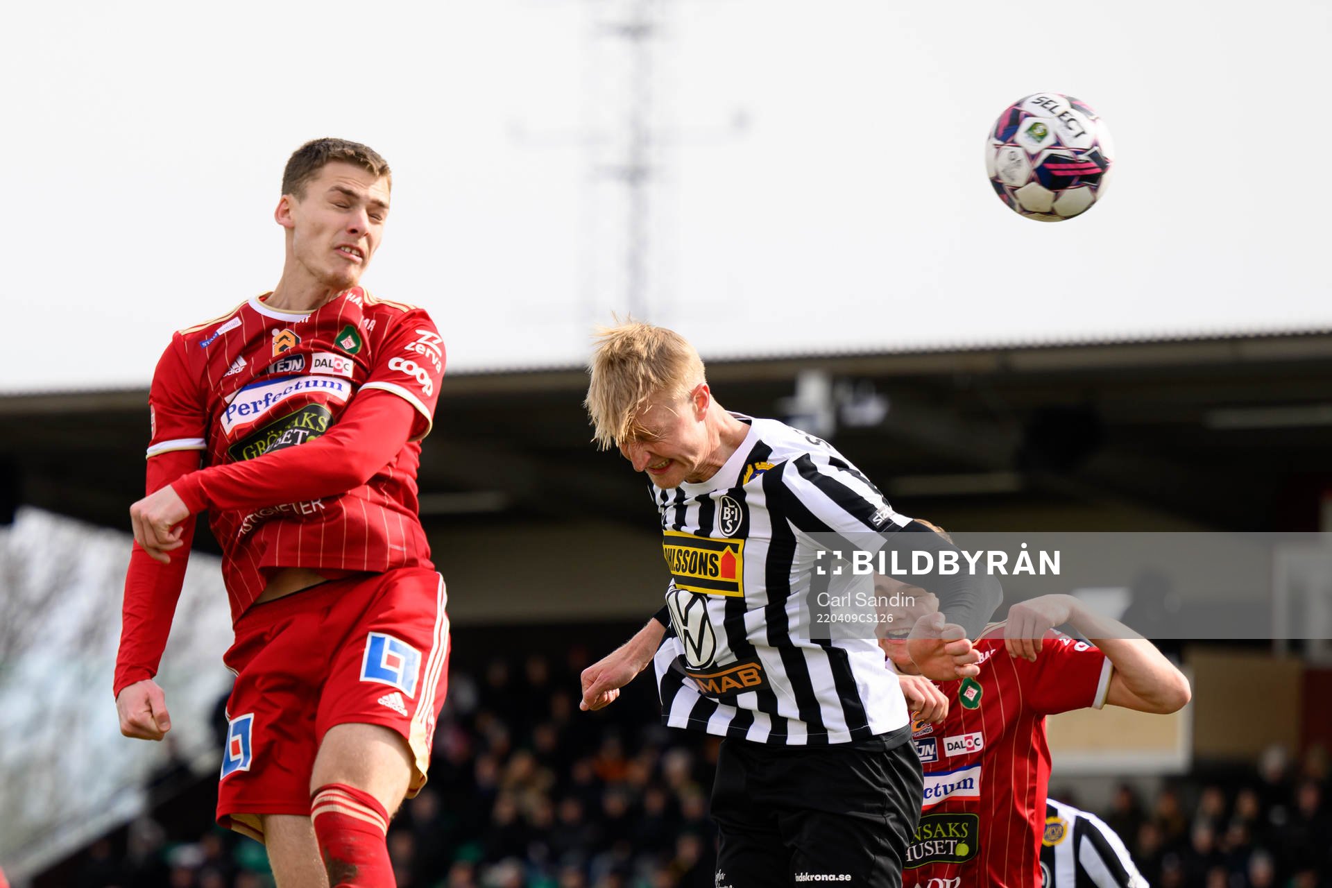 Skövdes Villiam Granath och Landskronas Viktor Wihlstrand under fotbollsmatchen i Superettan mellan Skövde AIK och Landskrona den 9 april 2022 i Skövde.