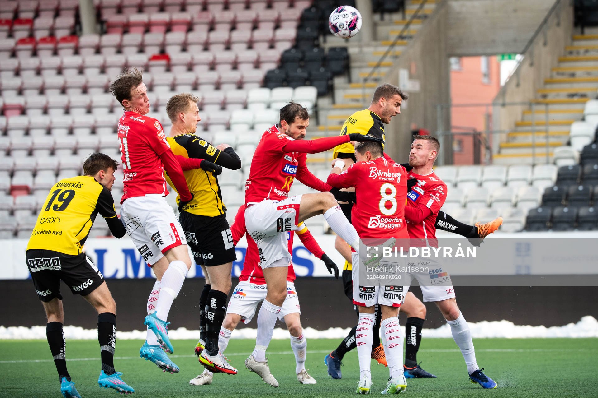 Degerfors och Häckens spelare i nickduell