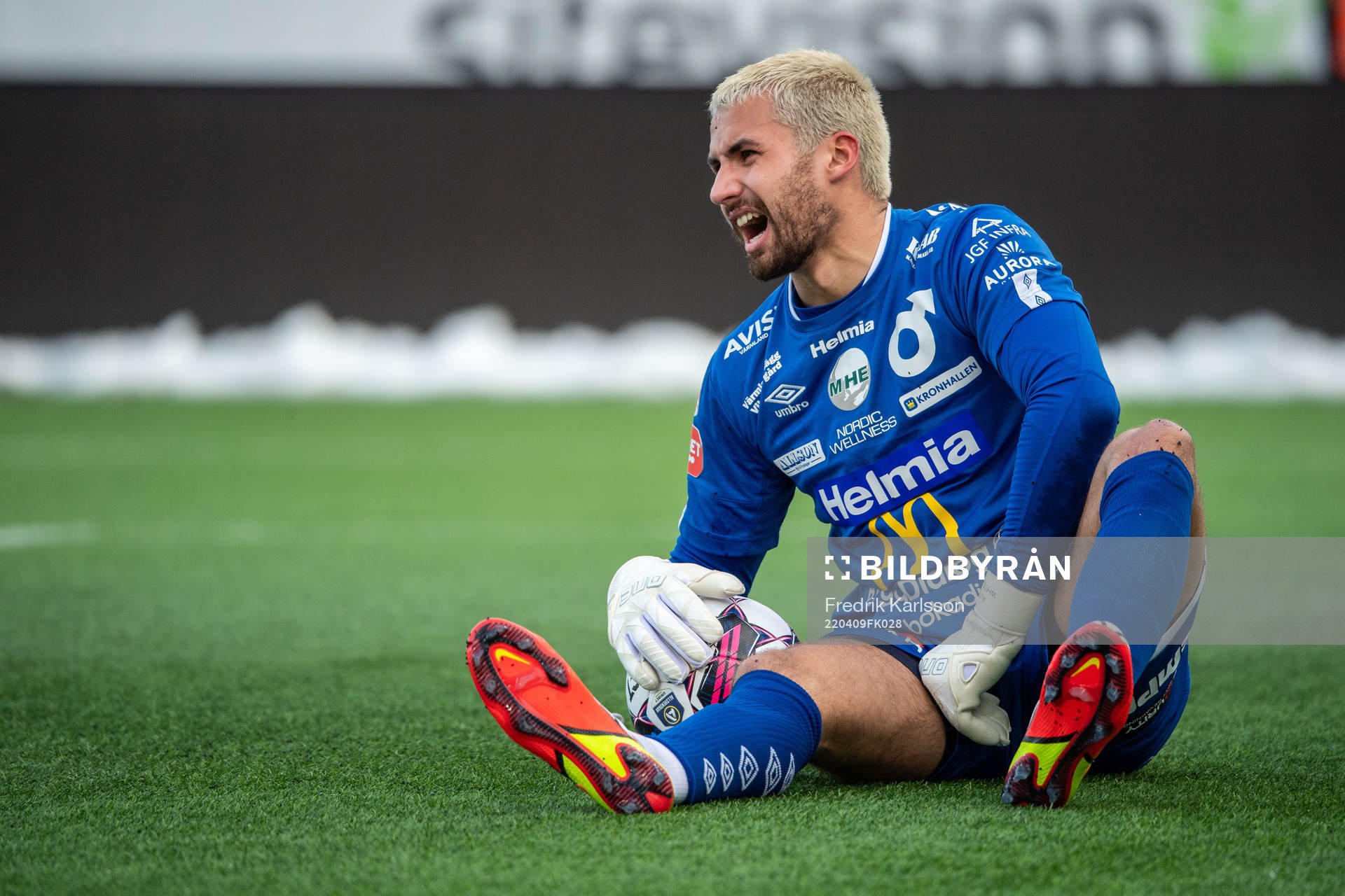 Degerfors målvakt Alfie Malik Whiteman har ont