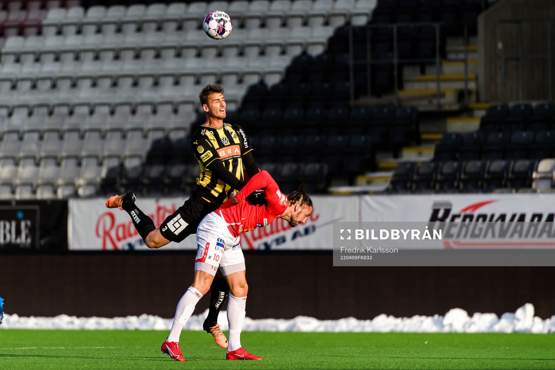Häckens Johan Hammar och Degerfors Dijan Vukojević