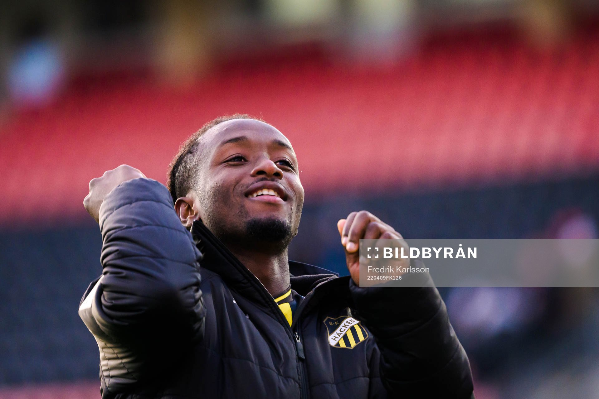 Häckens Ibrahim Sadiq jublar och tackar publiken efter vinsten i fotbollsmatchen i Allsvenskan mellan Degerfors och Häcken den 9 april 2022 i Örebro. 