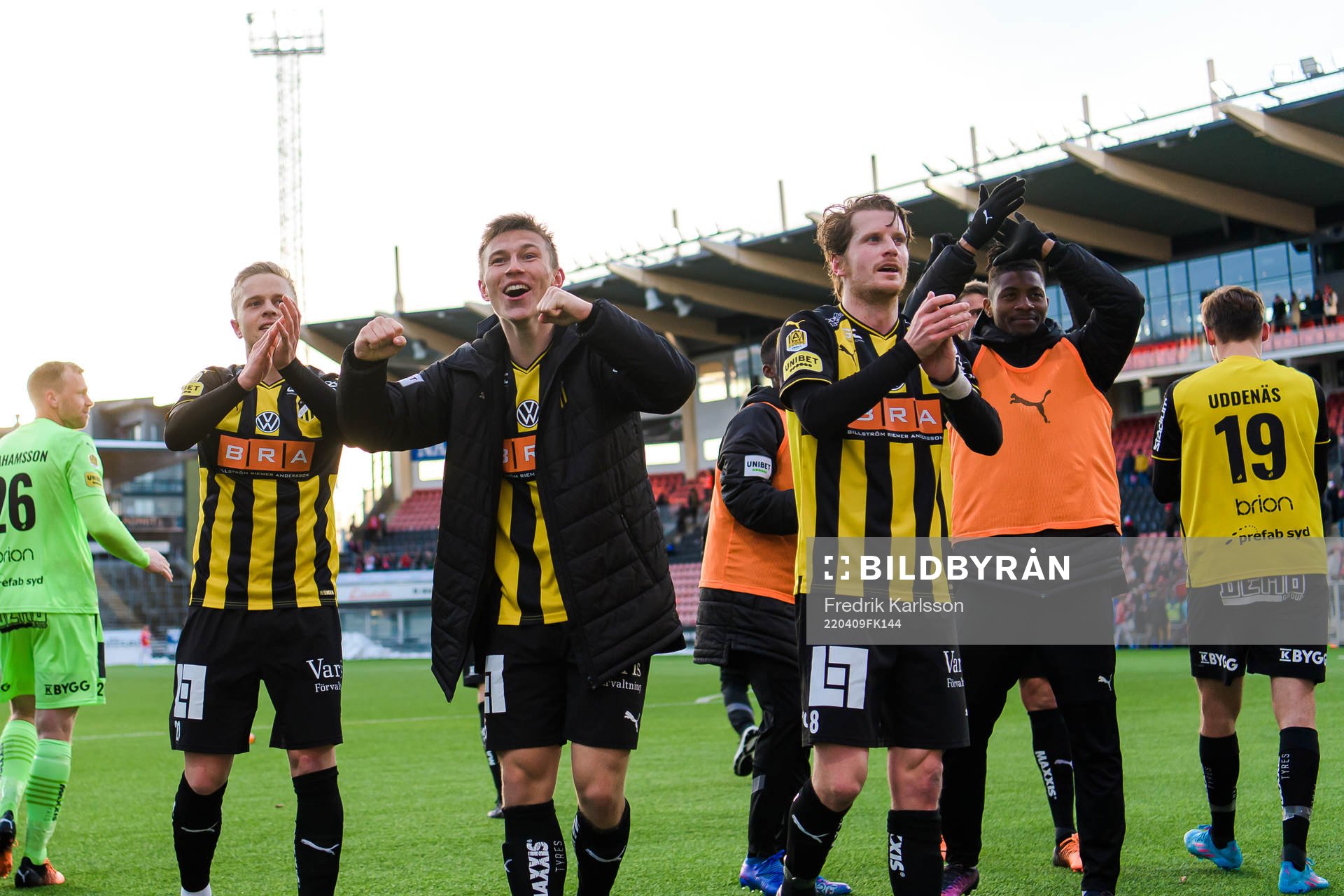 Häckens spelare jublar och tackar publiken