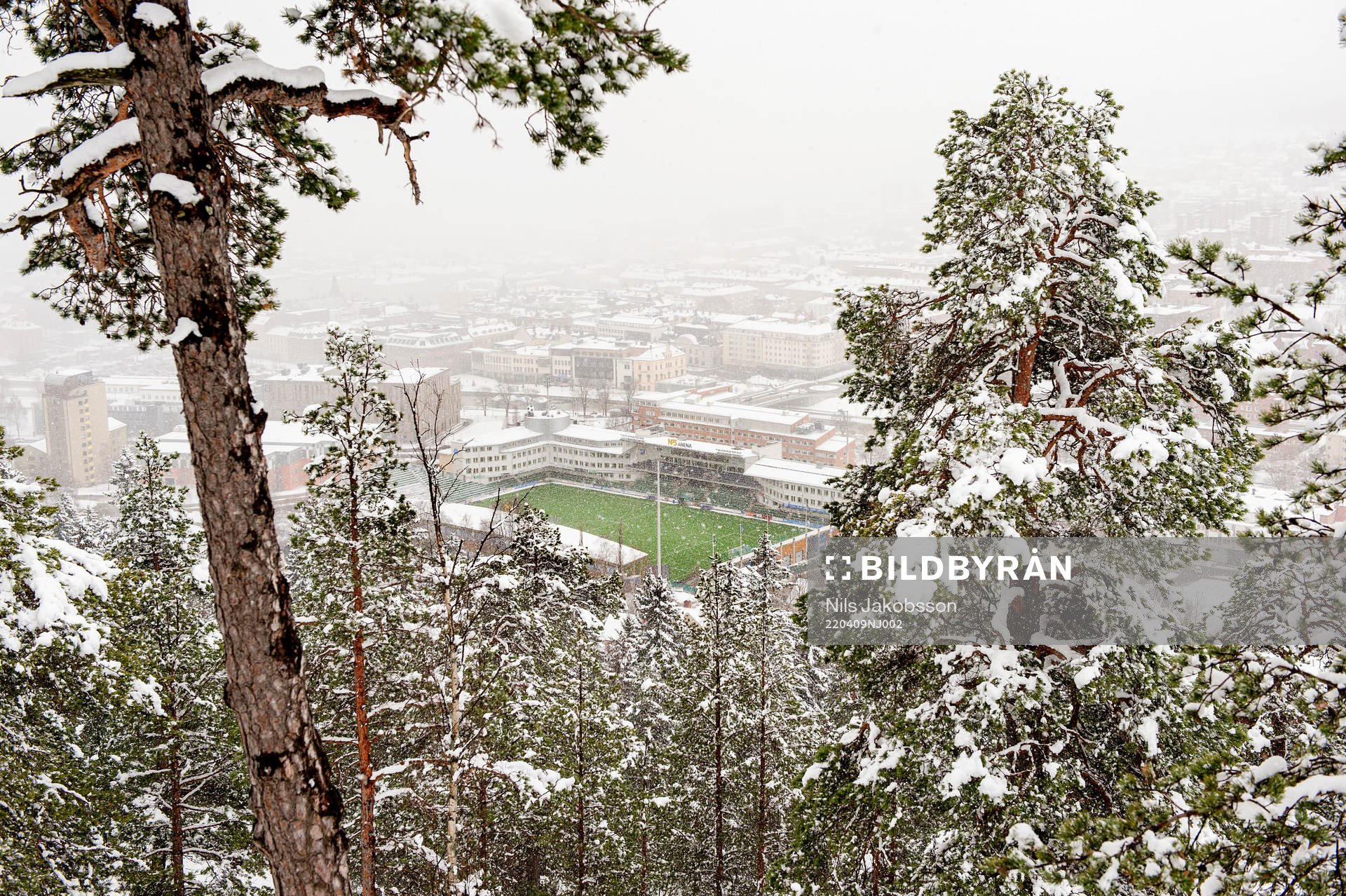 NP3 arena i snöfall innan fotbollsmatchen i Allsvenskan