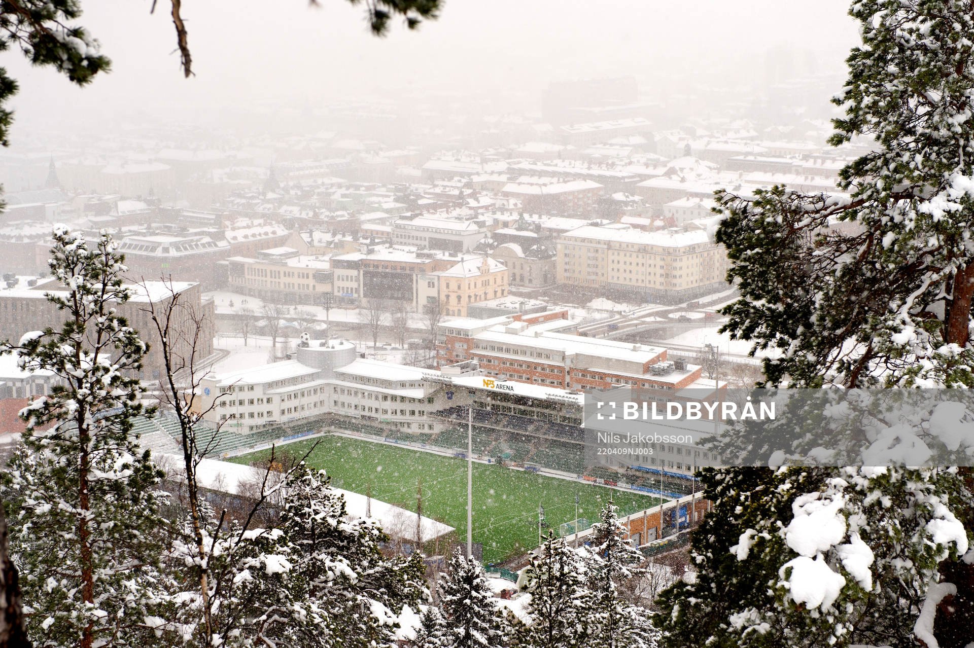 NP3 arena i snöfall innan fotbollsmatchen i Allsvenskan