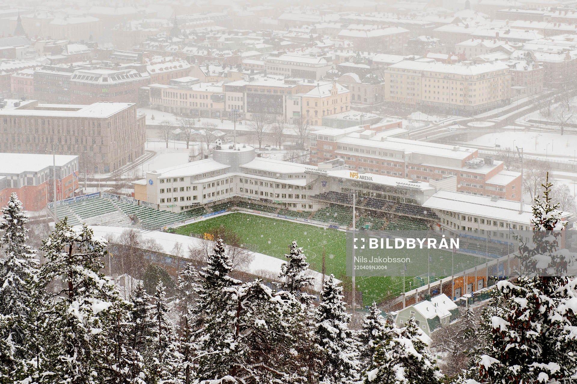 NP3 arena i snöfall innan fotbollsmatchen i Allsvenskan