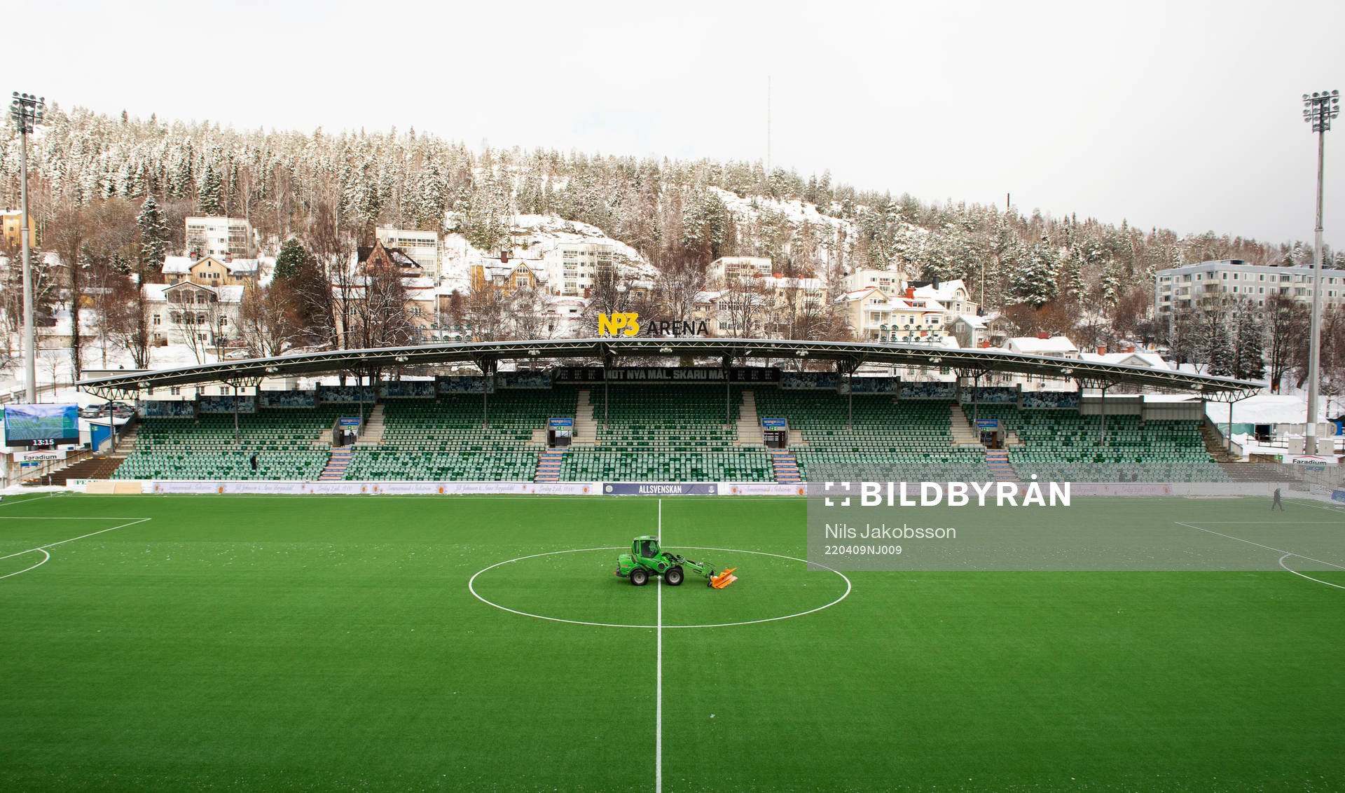 En traktor skottar snö innan fotbollsmatchen i Allsvenskan