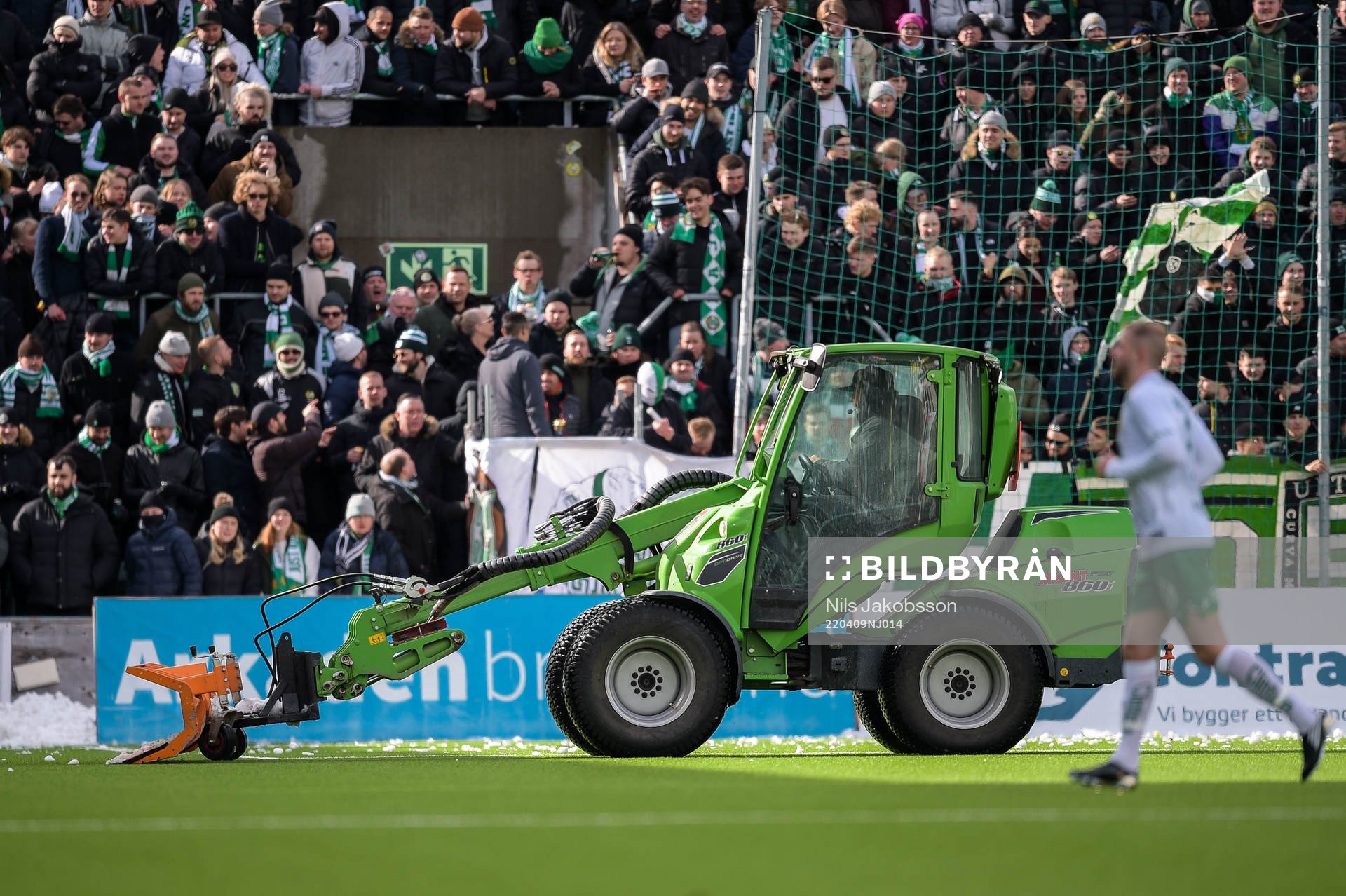 Traktor rensar snö från planen