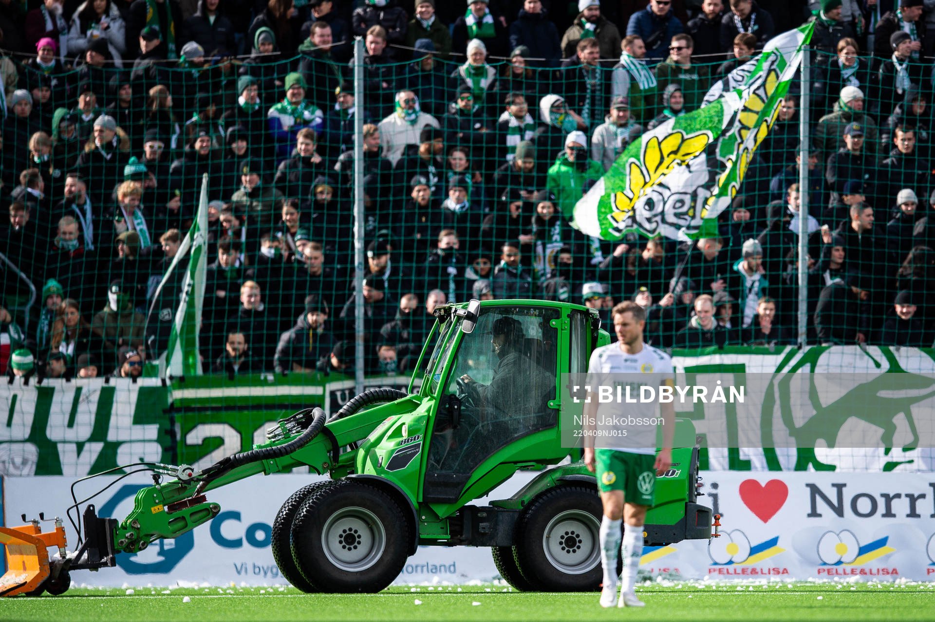Traktor rensar snö från planen