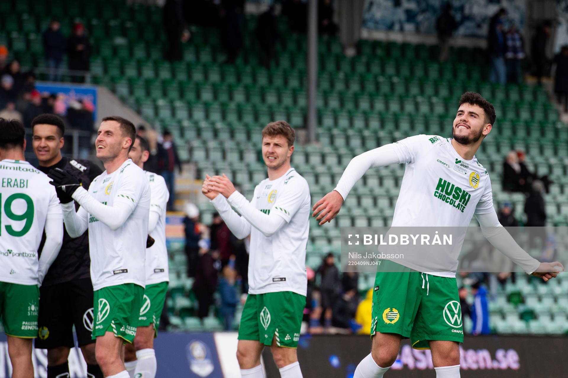 Hammarbys spelare och fans firar med snöbollskrig