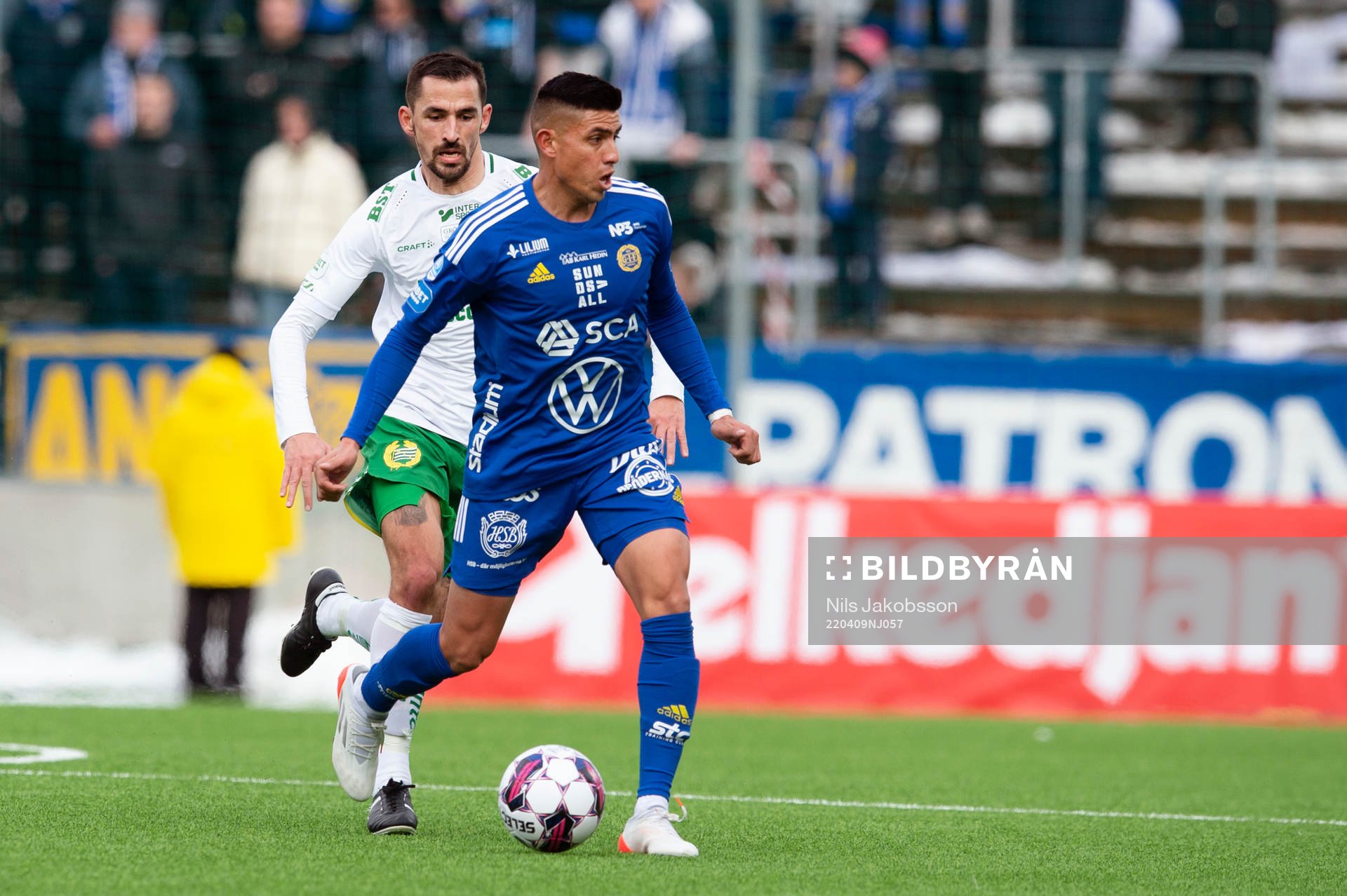 Sundsvalls Joe Corona och Hammarbys Loret Sadiku under fotbollsmatchen i Allsvenskan mellan GIF Sundsvall och Hammarby den 9 april 2022 i Sundsvall.