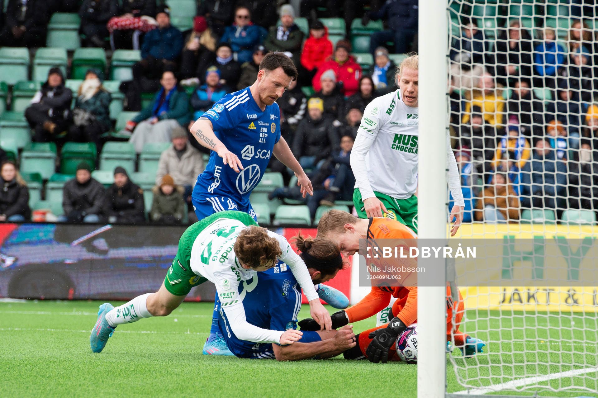 Sundsvalls Alexander Blomqvist, Forrest Lasso och målvakt Andreas Andersson får inte bort bollen när Hammarbys Williot Swedberg och Gustav Ludwigson forcerar fram 1-3 under fotbollsmatchen i Allsvenskan mellan GIF Sundsvall och Hammarby den 9 april 2022 i Sundsvall.