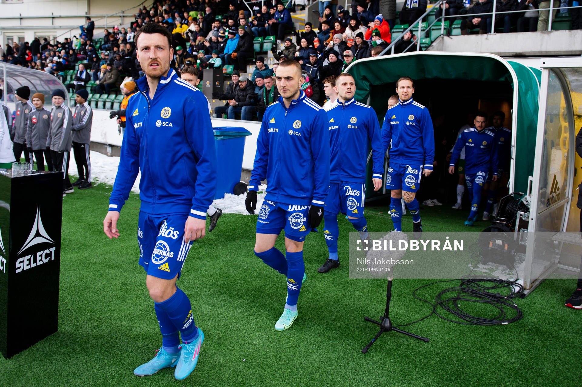 Sundsvalls Alexander Blomqvist, Dennis Olsson, Erik Andersson och Daniel Stensson gör entre innan fotbollsmatchen i Allsvenskan mellan GIF Sundsvall och Hammarby den 9 april 2022 i Sundsvall.