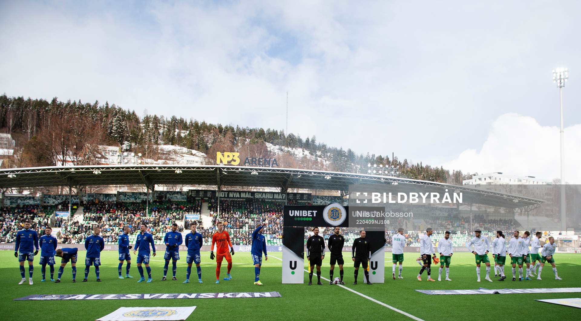 Lagen står uppställda innan fotbollsmatchen i Allsvenskan