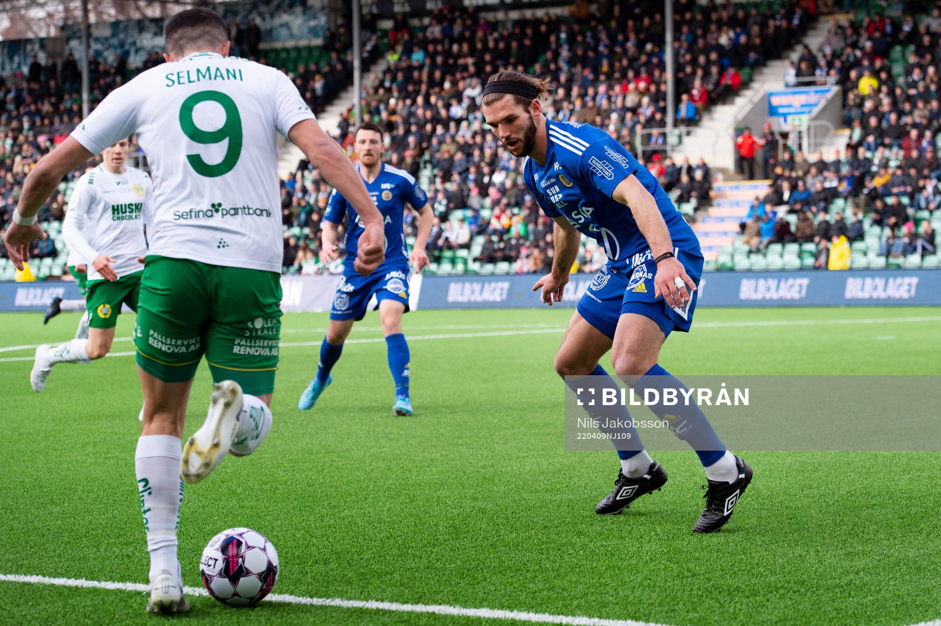 Hammarbys Astrit Selmani och Sundsvalls Forrest Lasso under fotbollsmatchen i Allsvenskan mellan GIF Sundsvall och Hammarby den 9 april 2022 i Sundsvall.