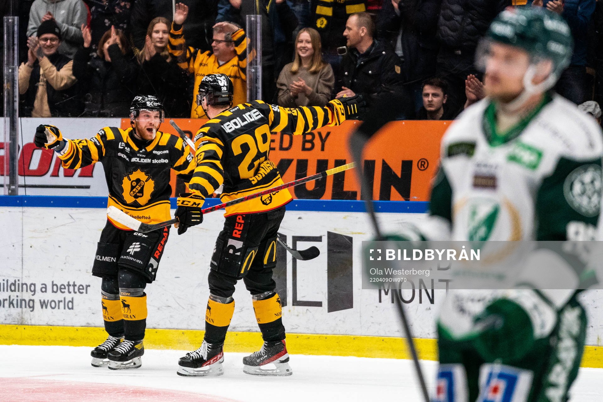 Skellefteås Filip Sandberg och Albin Sundsvik jublar