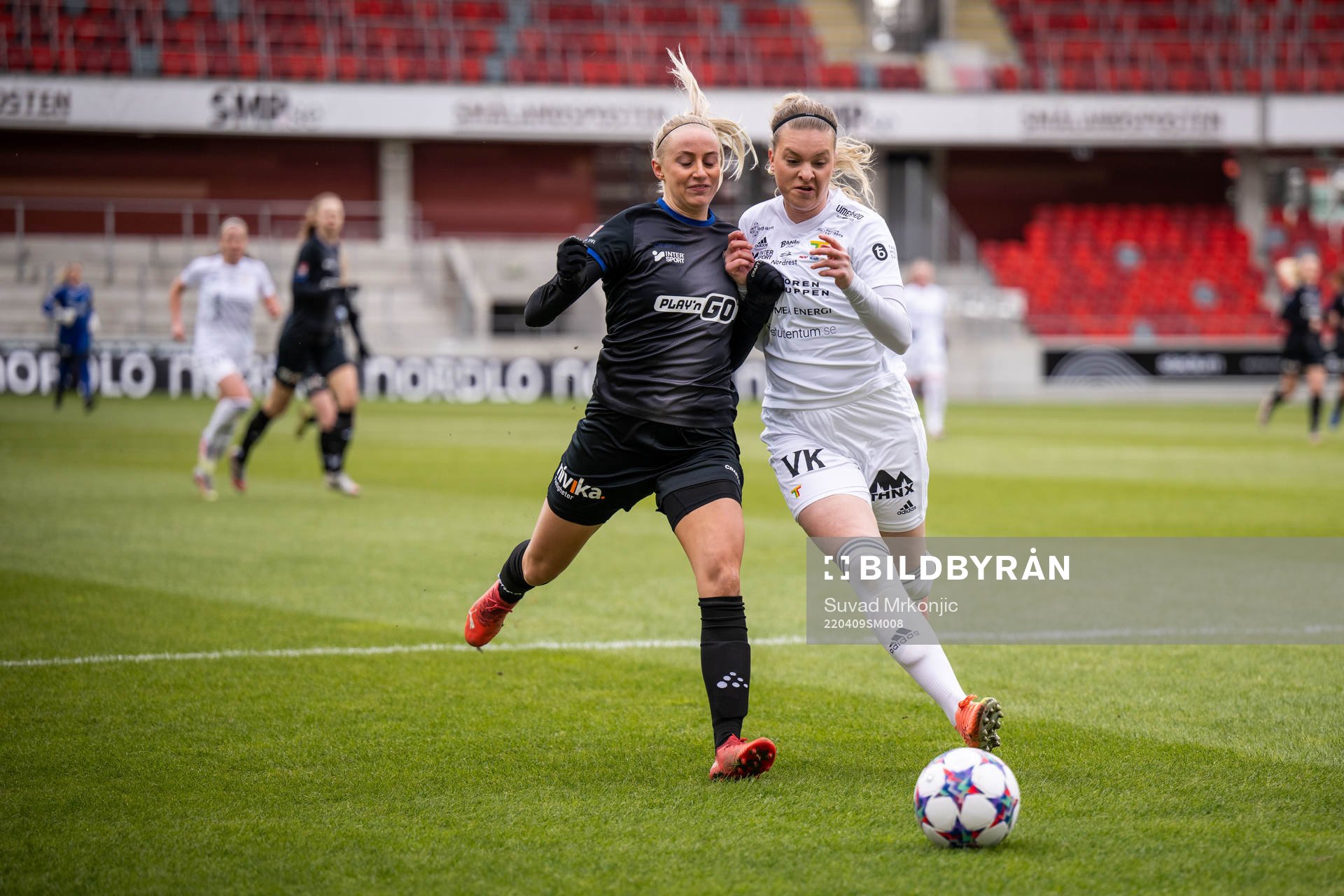 Team TGs Linnea Lindström och Växjös Hanna Stokki under fotbollsmatchen i Elitettan mellan Växjö och Team TG den 9 april 2022 i Växjö. 