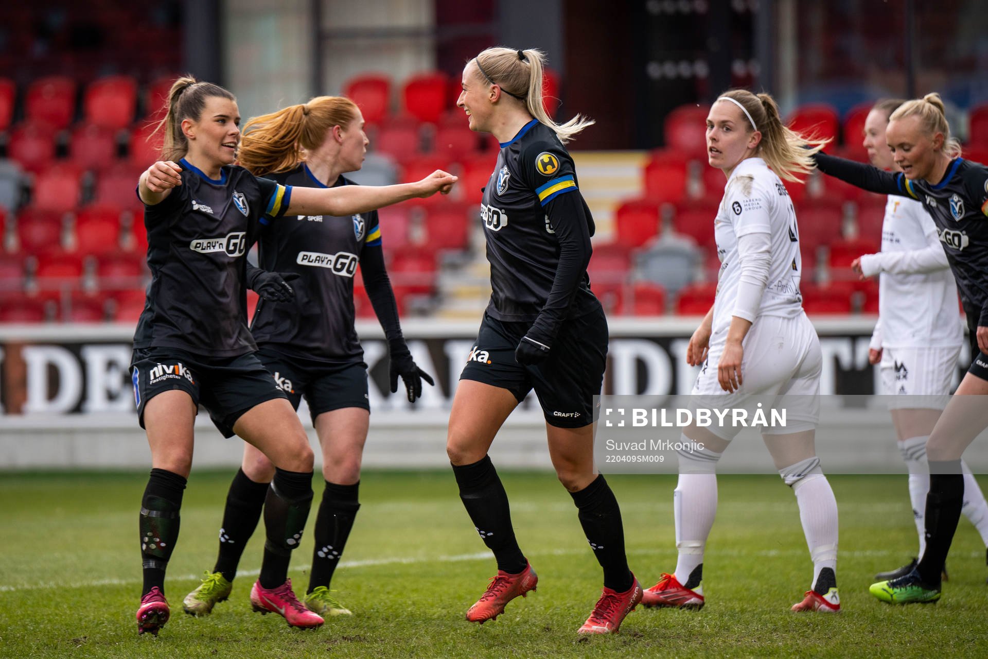 Växjös Hanna Stokki jublar efter 1-0 under fotbollsmatchen i Elitettan mellan Växjö och Team TG den 9 april 2022 i Växjö. 