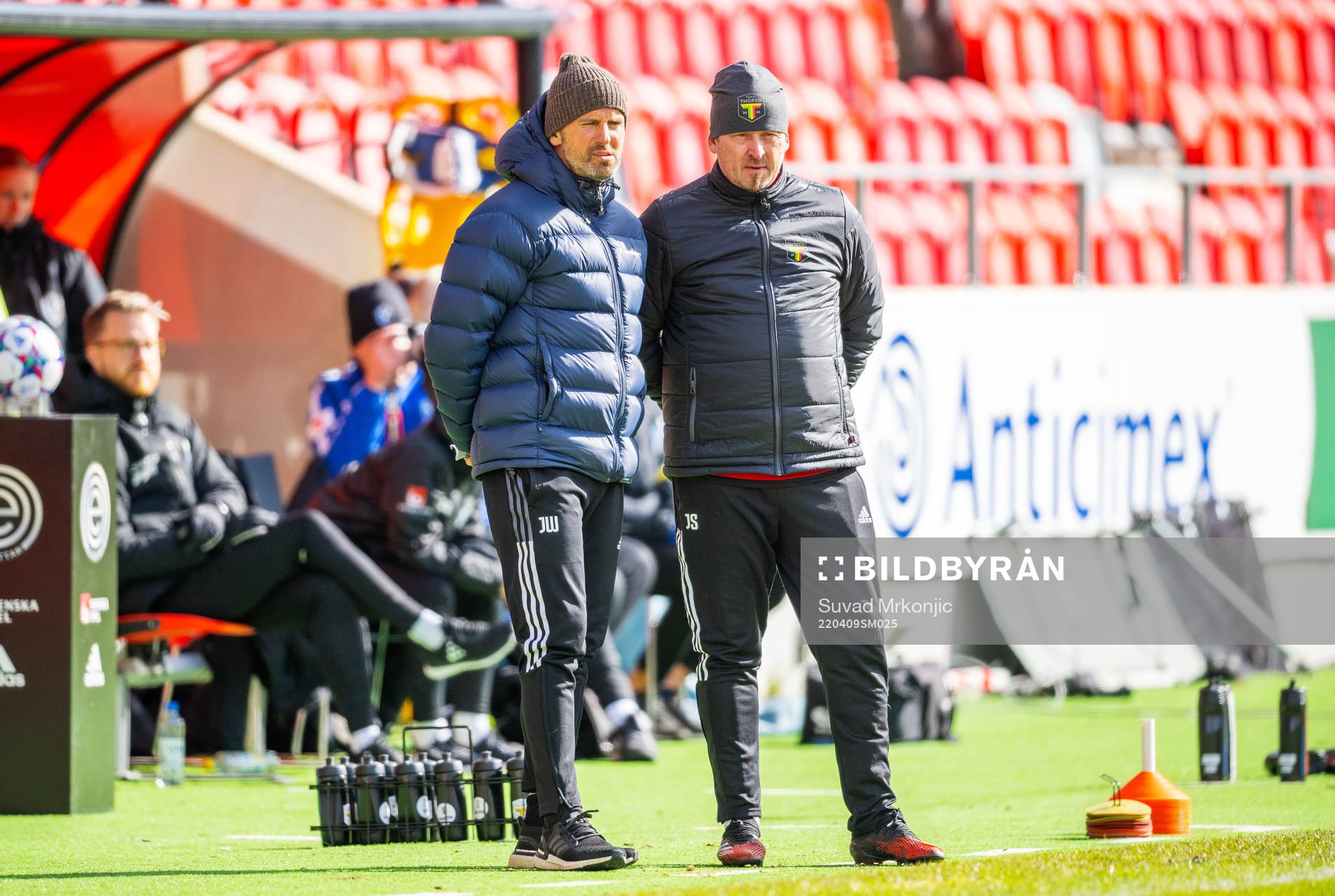 Team TGs tränare Jonas Wikström och assisterande tränare Jörgen Sundberg under fotbollsmatchen i Elitettan mellan Växjö och Team TG den 9 april 2022 i Växjö. 