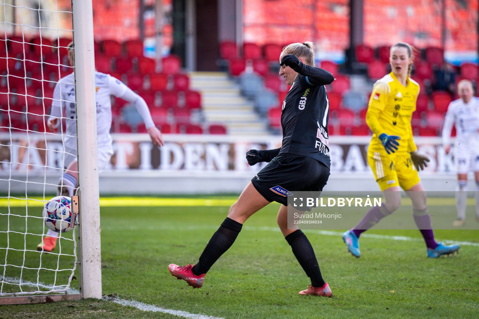 Växjös Hanna Stokki gör 4-0 under fotbollsmatchen i Elitettan mellan Växjö och Team TG den 9 april 2022 i Växjö. 