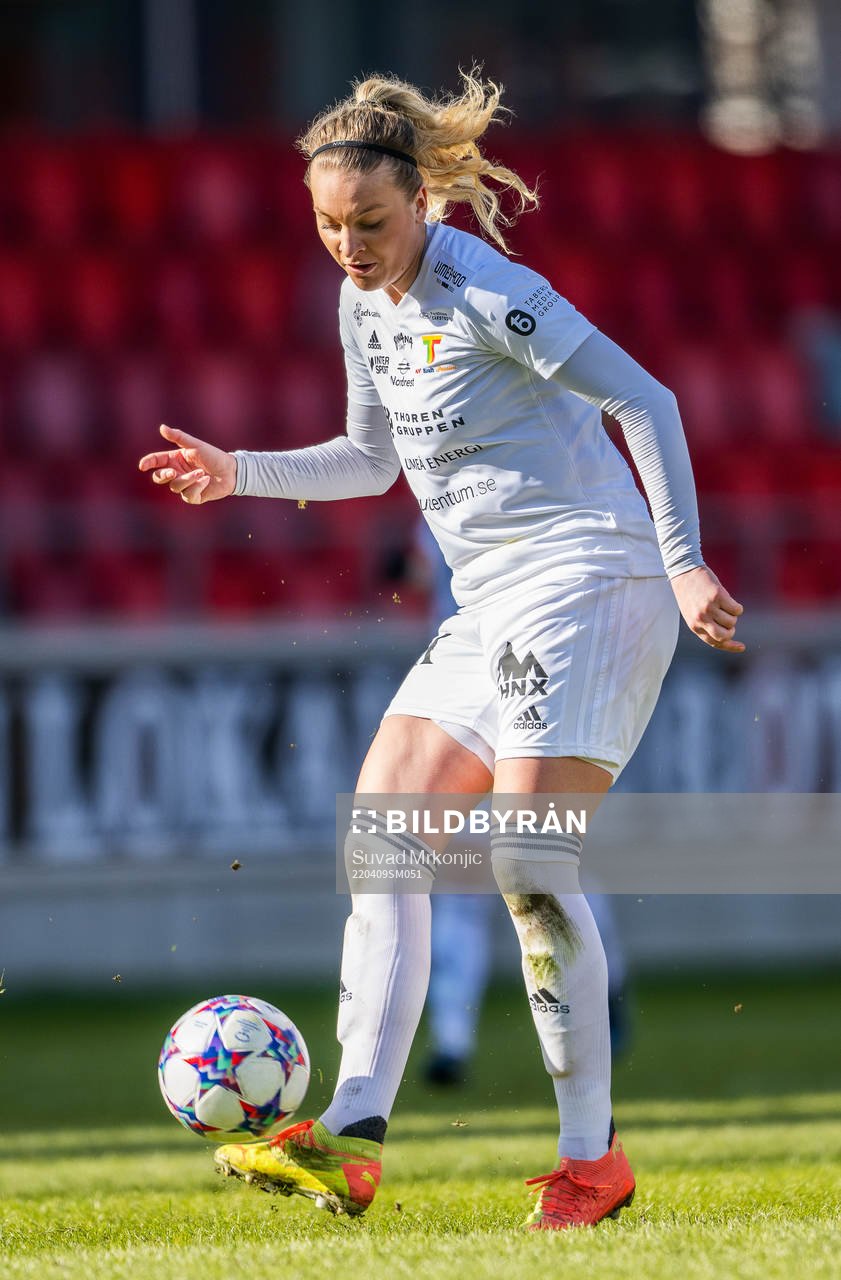 Team TGs Linnea Lindström under fotbollsmatchen i Elitettan mellan Växjö och Team TG den 9 april 2022 i Växjö. 