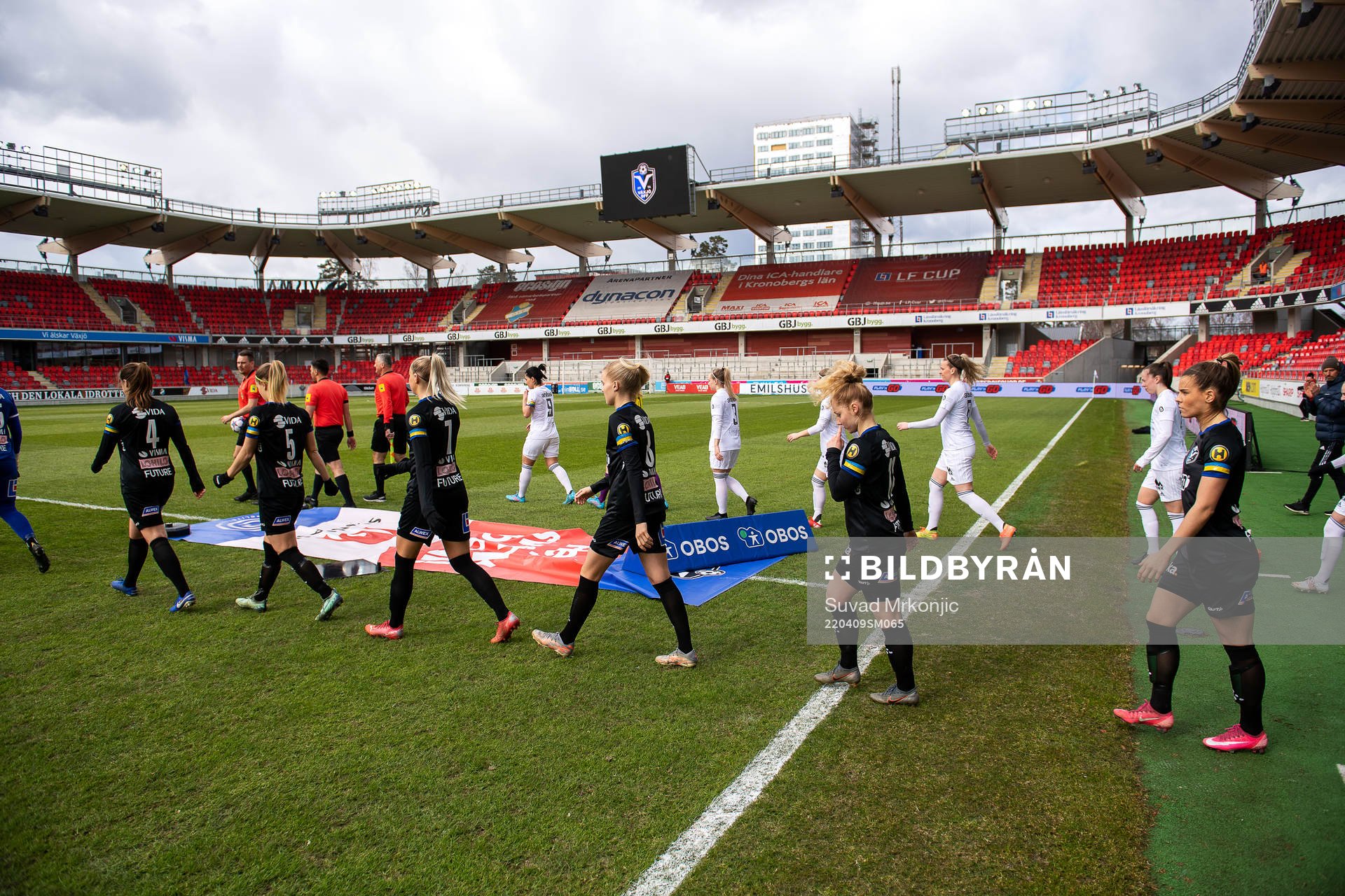 Spelarna tågar in