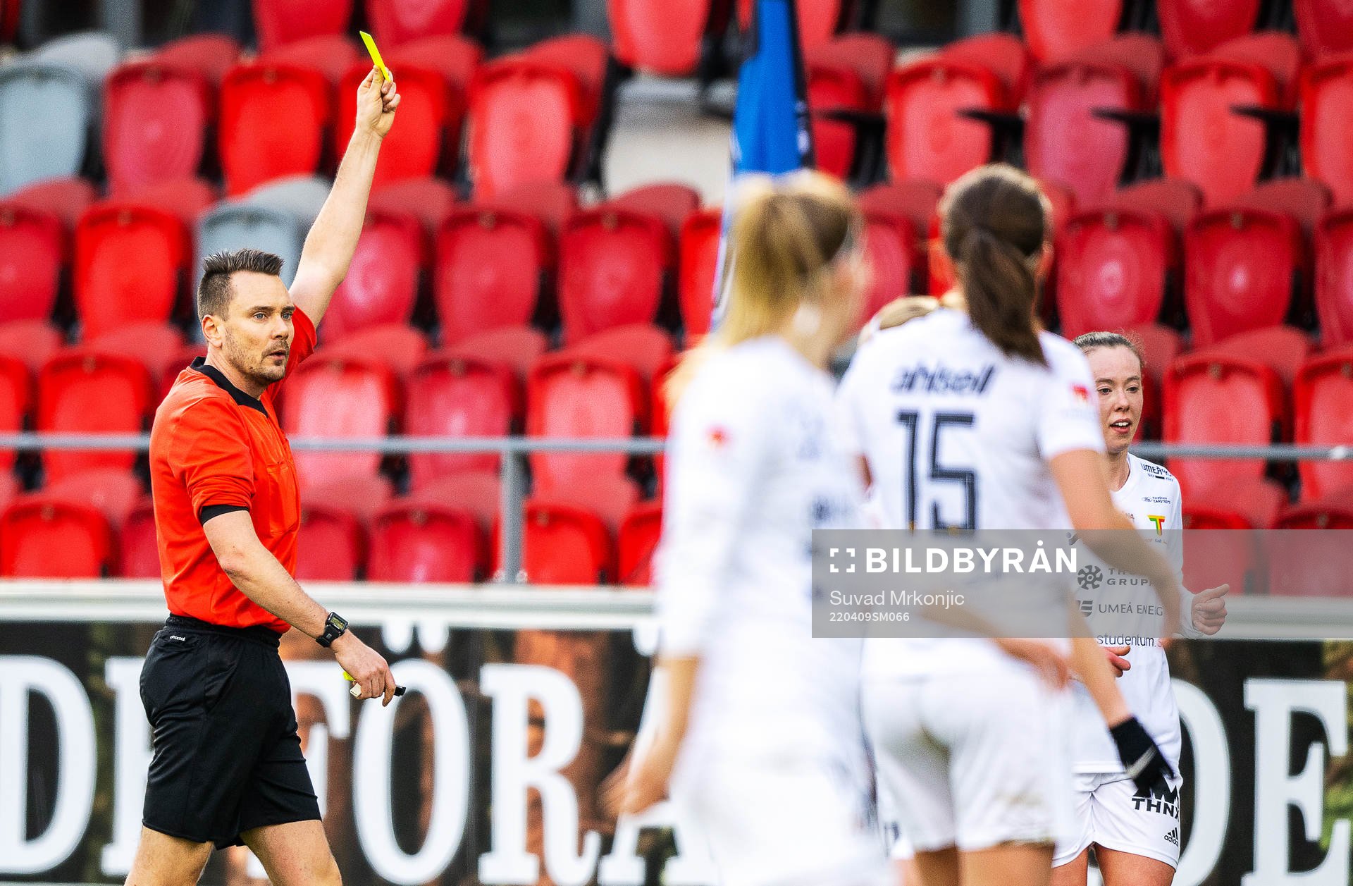 Domare Johan Söderström varnar Team TGs Linnea Engström