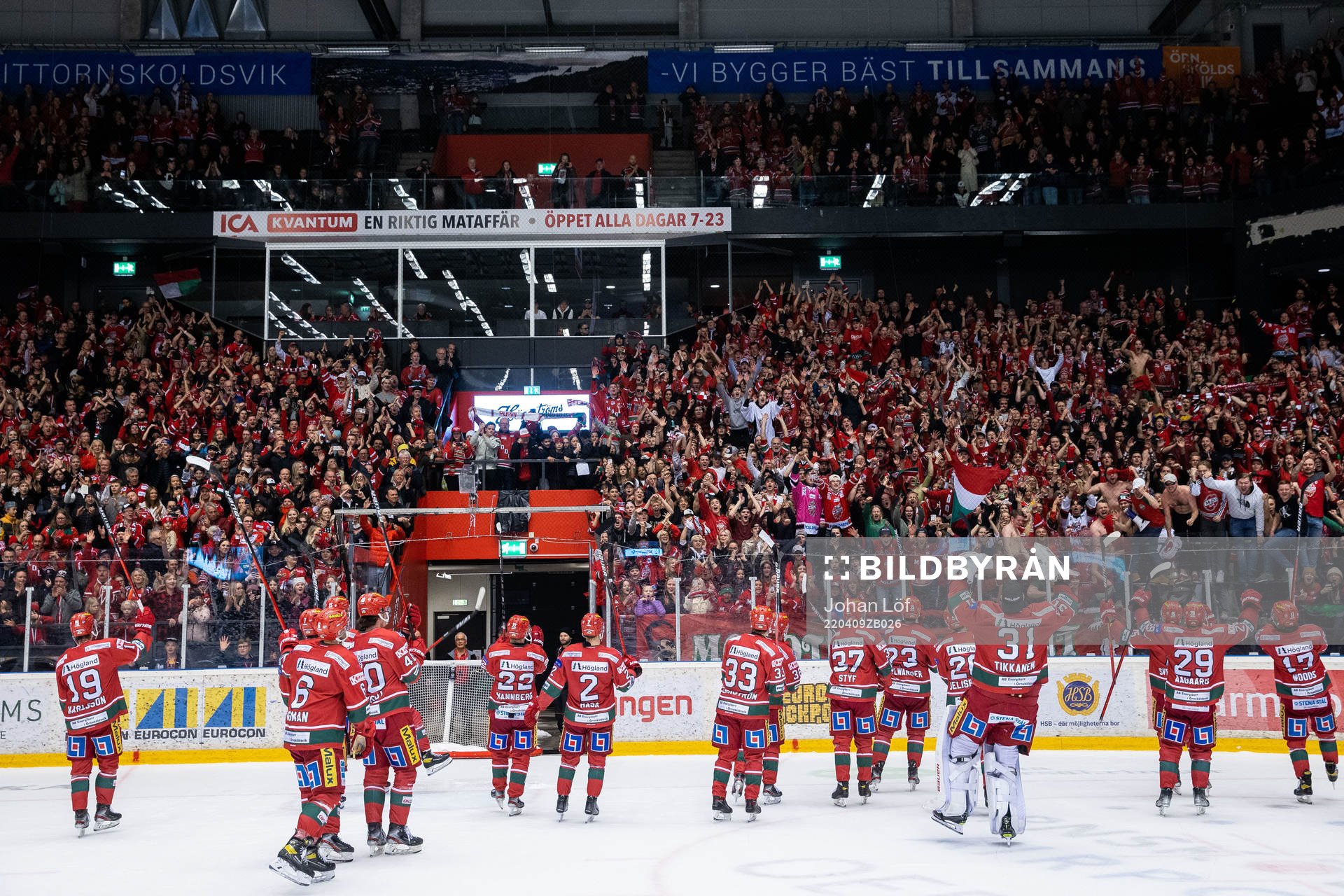 Modos spelare jublar med publiken