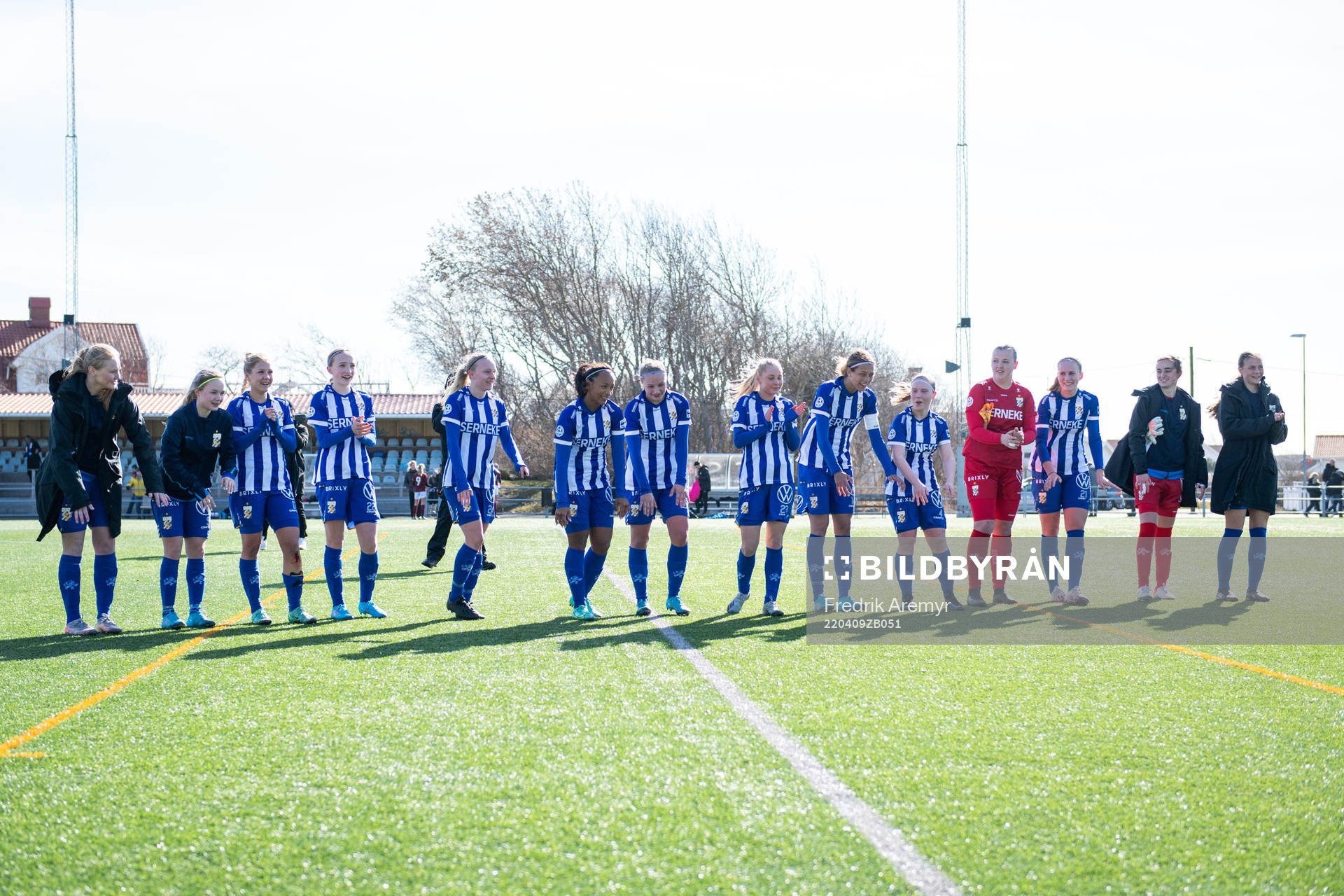 IFK Göteborgs damlag jublar efter fotbollsmatchen i division två mellan Öckerö och IFK Göteborg den 9 april 2022 i Öckerö.