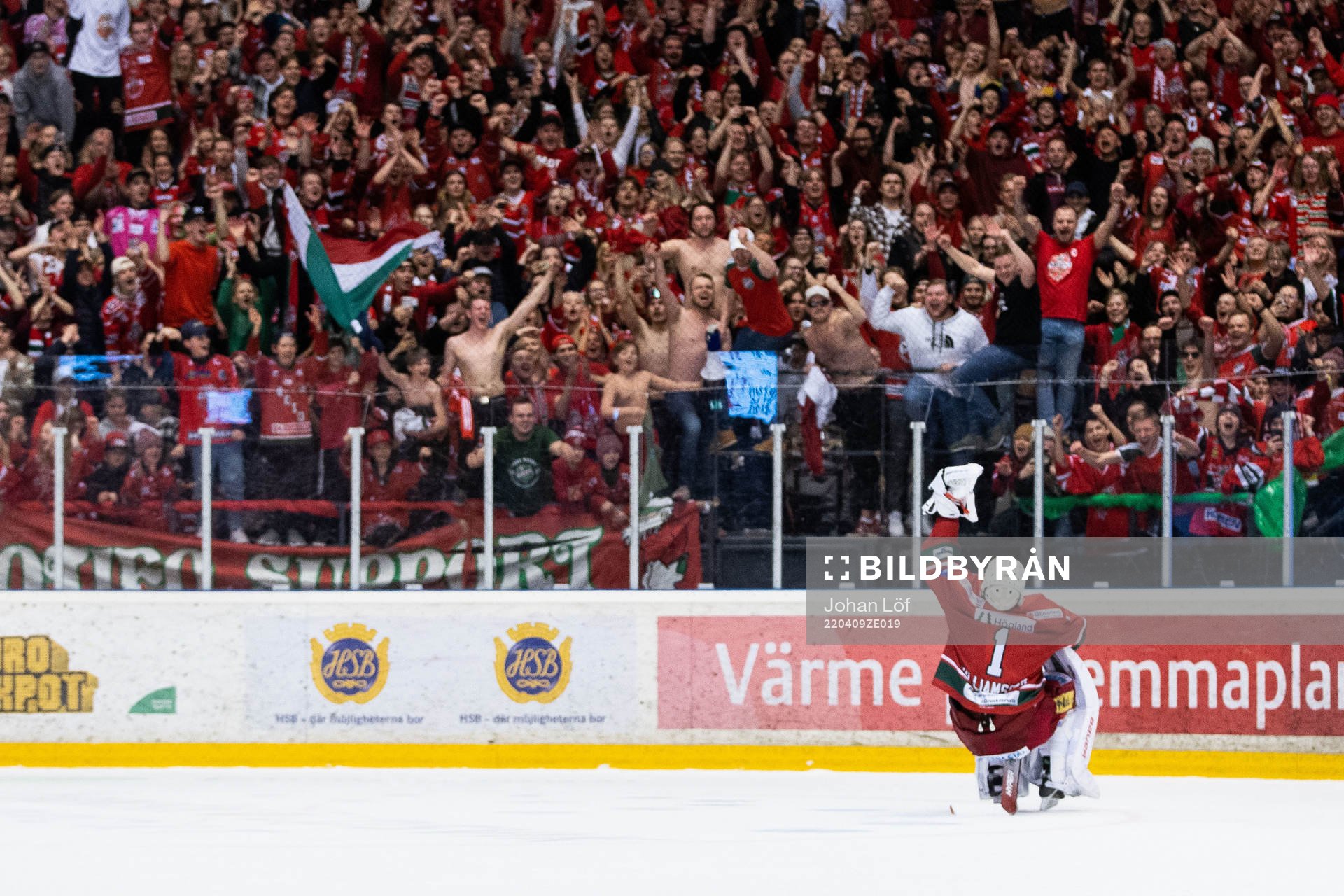 Modos målvakt Tex Williamsson tackar supportrarna