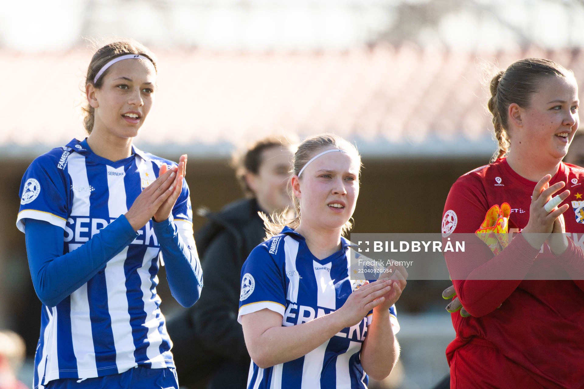 IFK Göteborgs Malva Larsson, Selma Holmberg och Målvakt Tilda Gustafsson jublar efter fotbollsmatchen i division två mellan Öckerö och IFK Göteborg den 9 april 2022 i Öckerö.