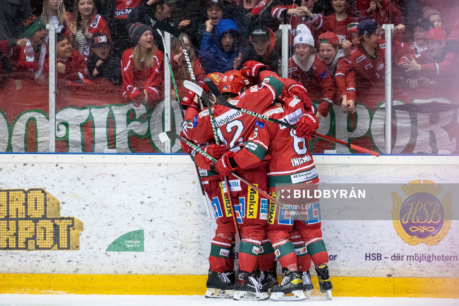 Modos Daniel Sylwander jublar med lagkamrater