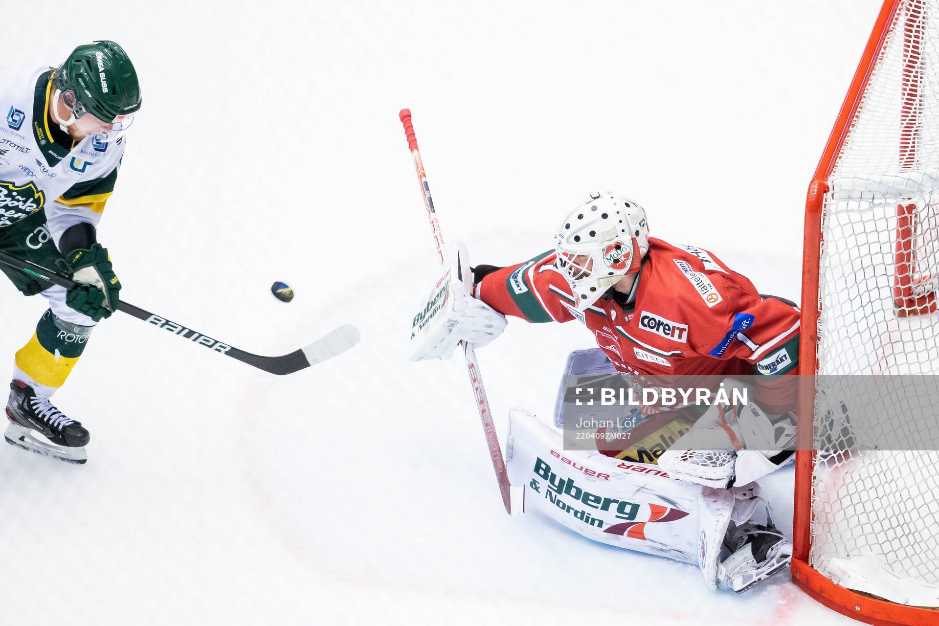 Björklövens Axel Ottosson och Modos målvakt Tex