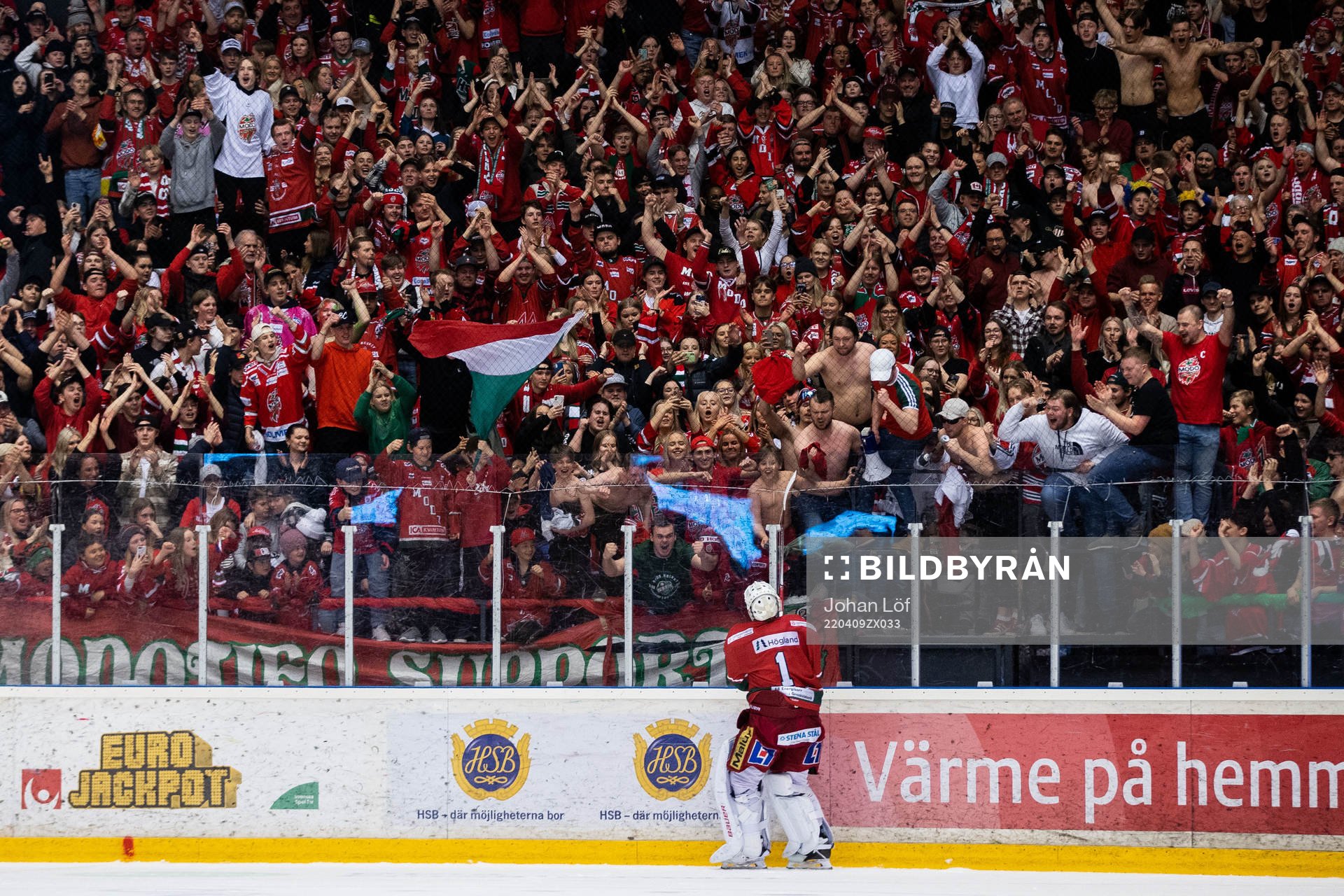 Modos målvakt Tex Williamsson tackar supportrarna