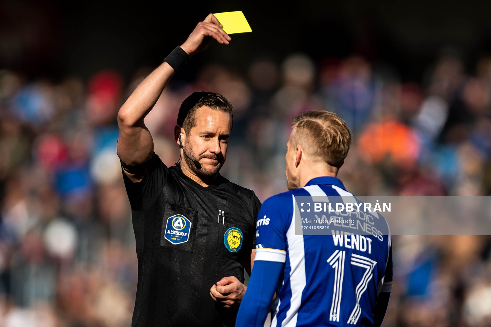 Domare Victor Wolf varnar IFK Göteborgs Oscar Wendt