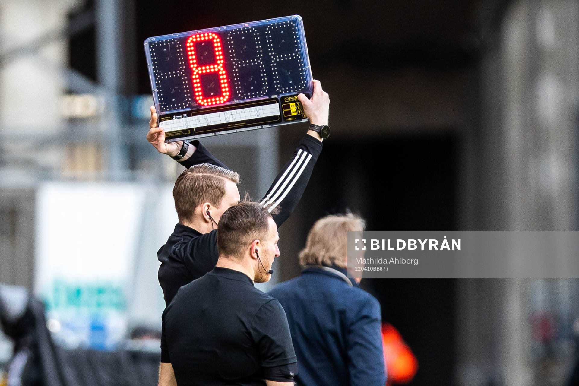 Fjärdedomare Oscar Johnson visar upp åtta tilläggsminuter under fotbollsmatchen i Allsvenskan mellan Helsingborg och IFK Göteborg den 10 april 2022 i Helsingborg.