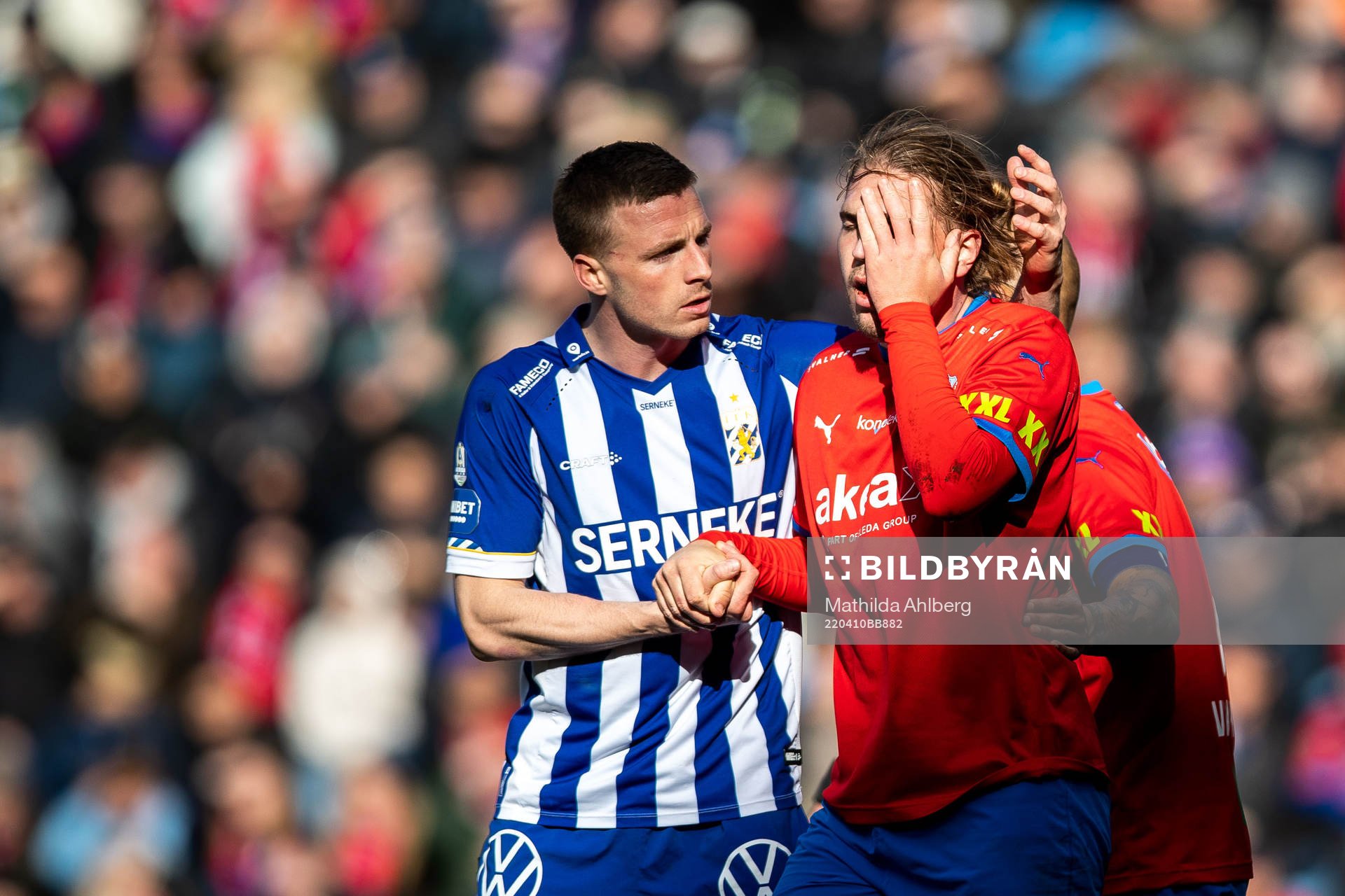IFK Göteborgs Carl Johansson hjälper Helsingborgs Charlie