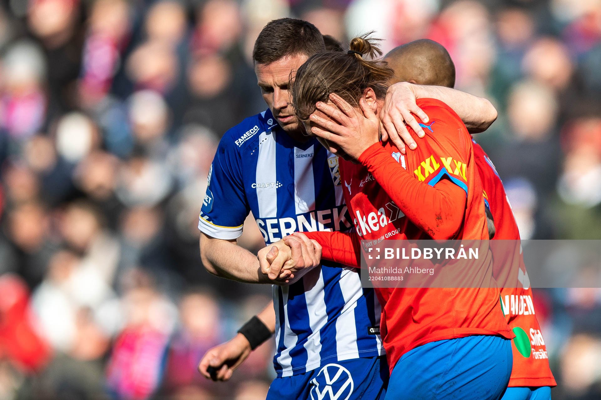 IFK Göteborgs Carl Johansson hjälper Helsingborgs Charlie