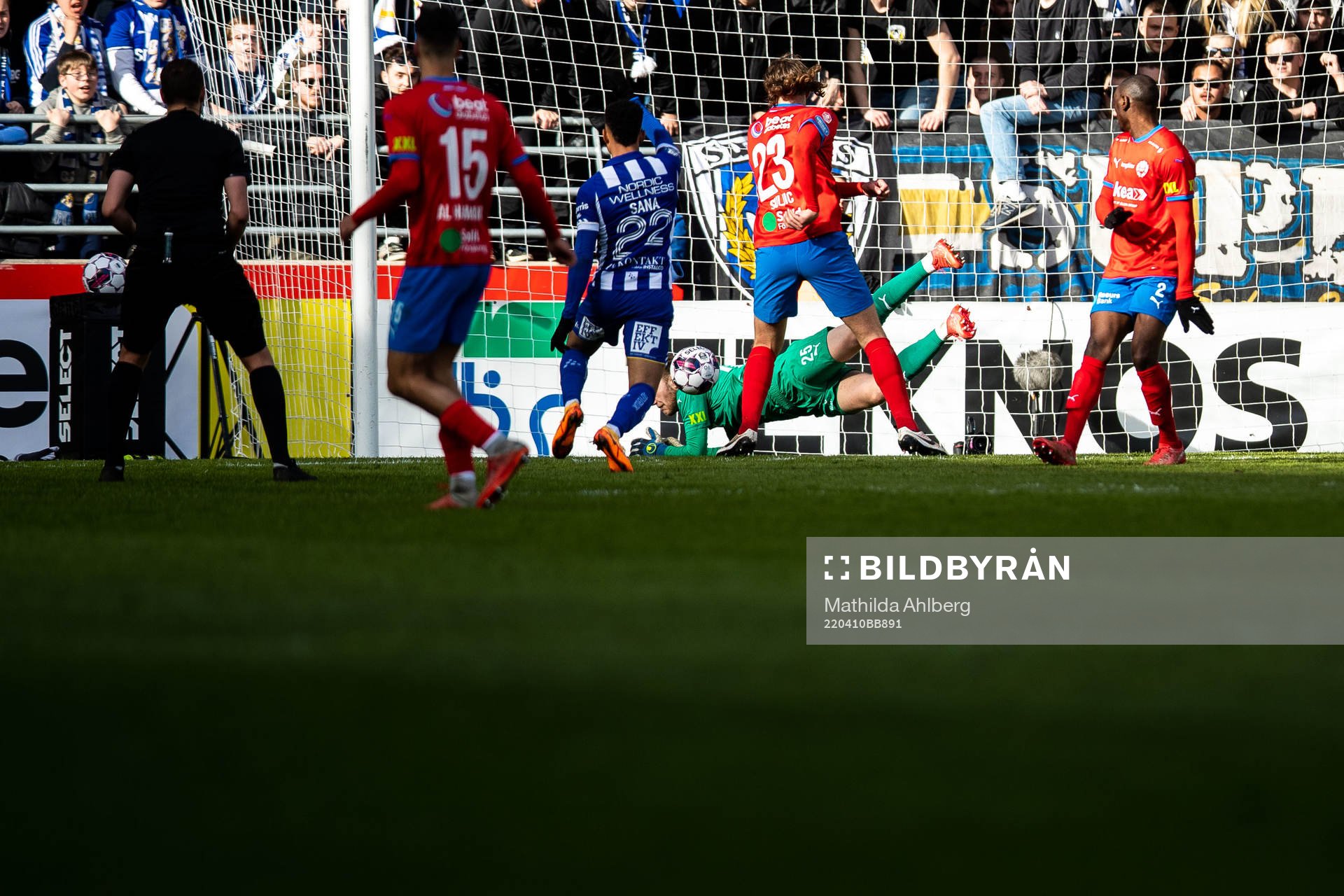 Helsingborgs målvakt Kalle Joelsson räddar