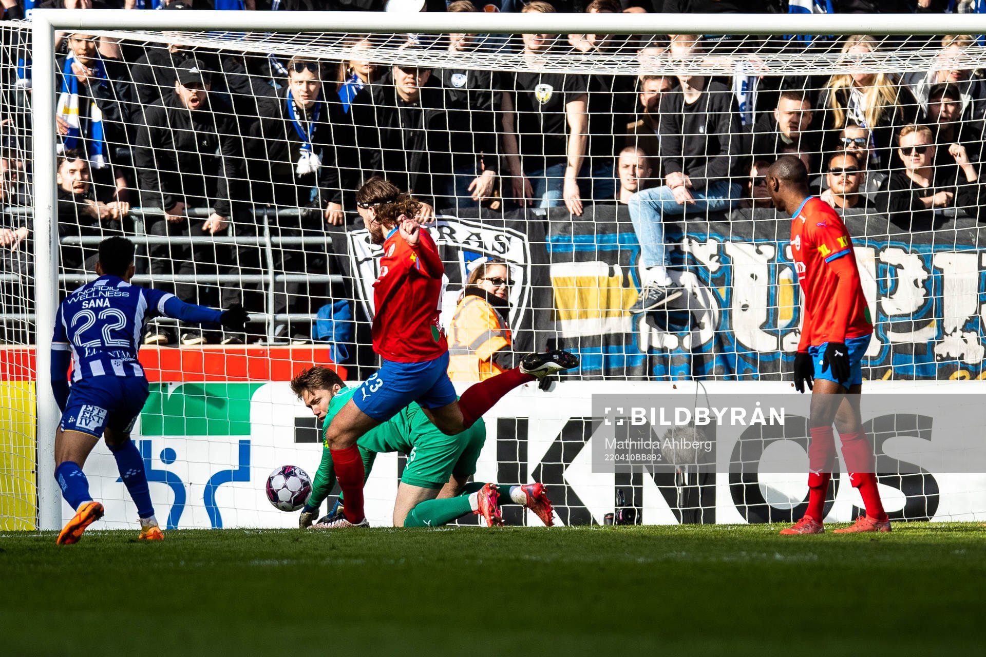 Helsingborgs målvakt Kalle Joelsson räddar