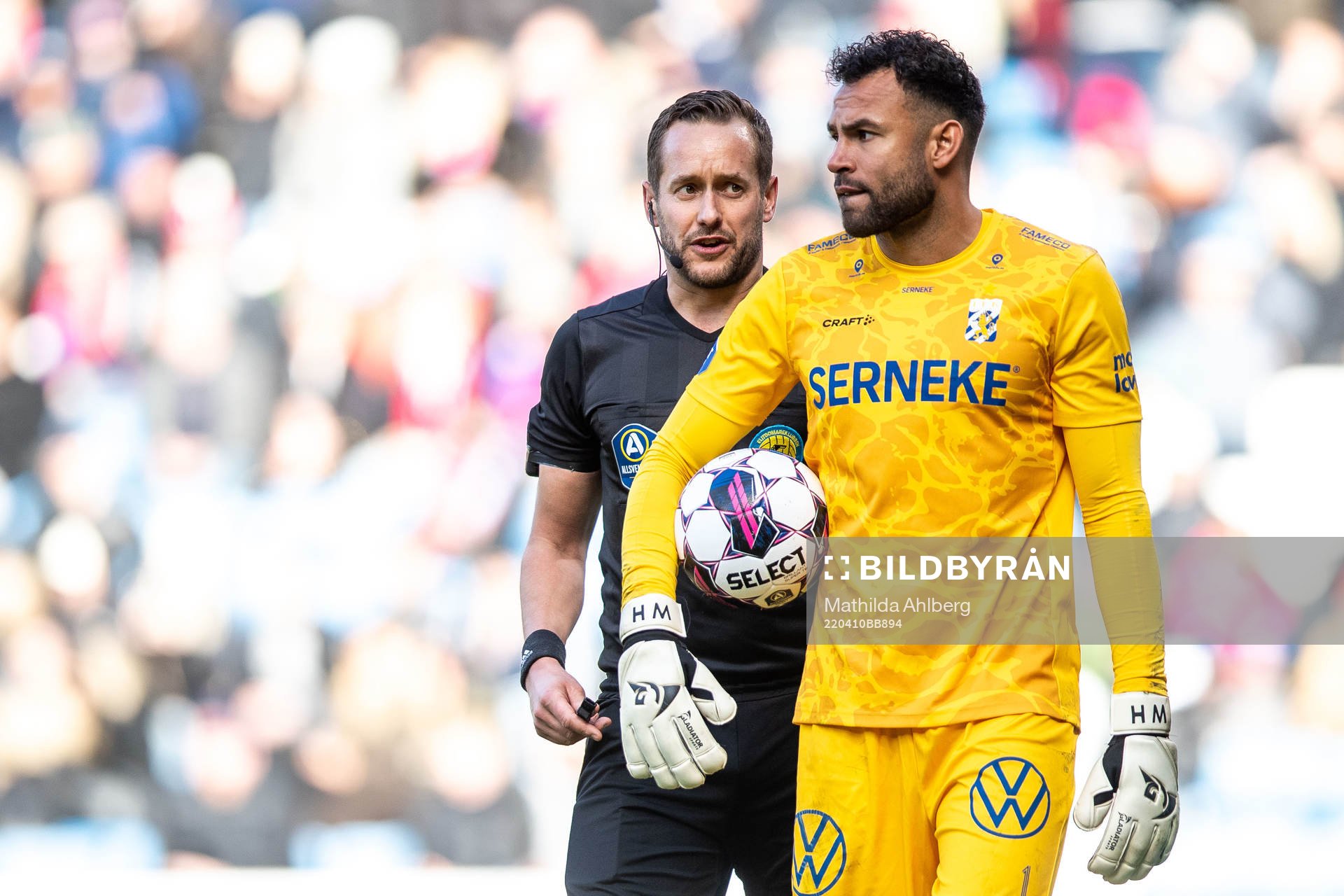 Domare Victor Wolf och IFK Göteborgs målvakt Warner Hahn