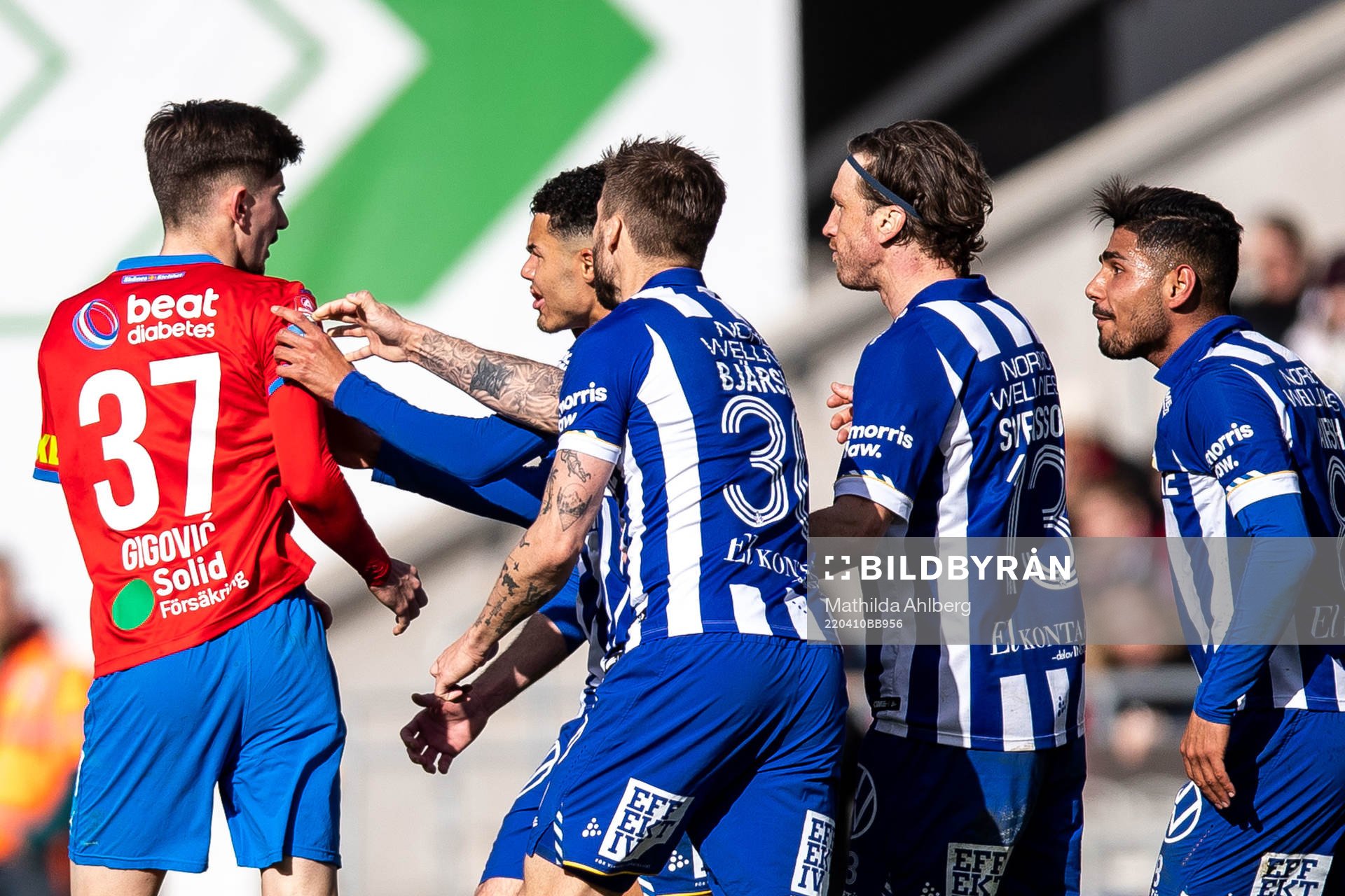 Helsingborgs Armin Gigovic i dispyt med IFK Göteborgs