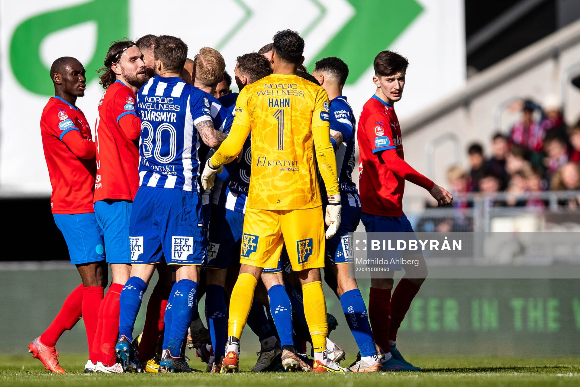 Helsingborgs Armin Gigovic lämnar en dispyt mellan