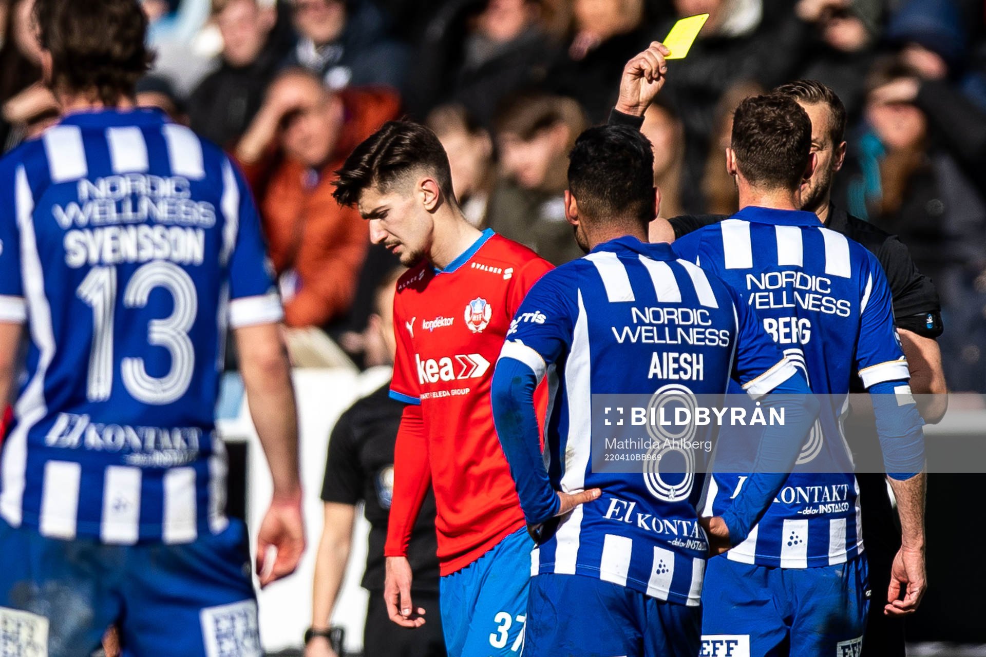 Helsingborgs Armin Gigovic varnas av domare Victor Wolf