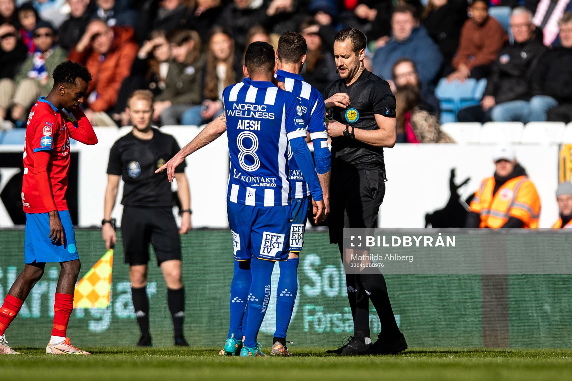Domare Victor Wolf i diskussion med IFK Göteborgs spelare